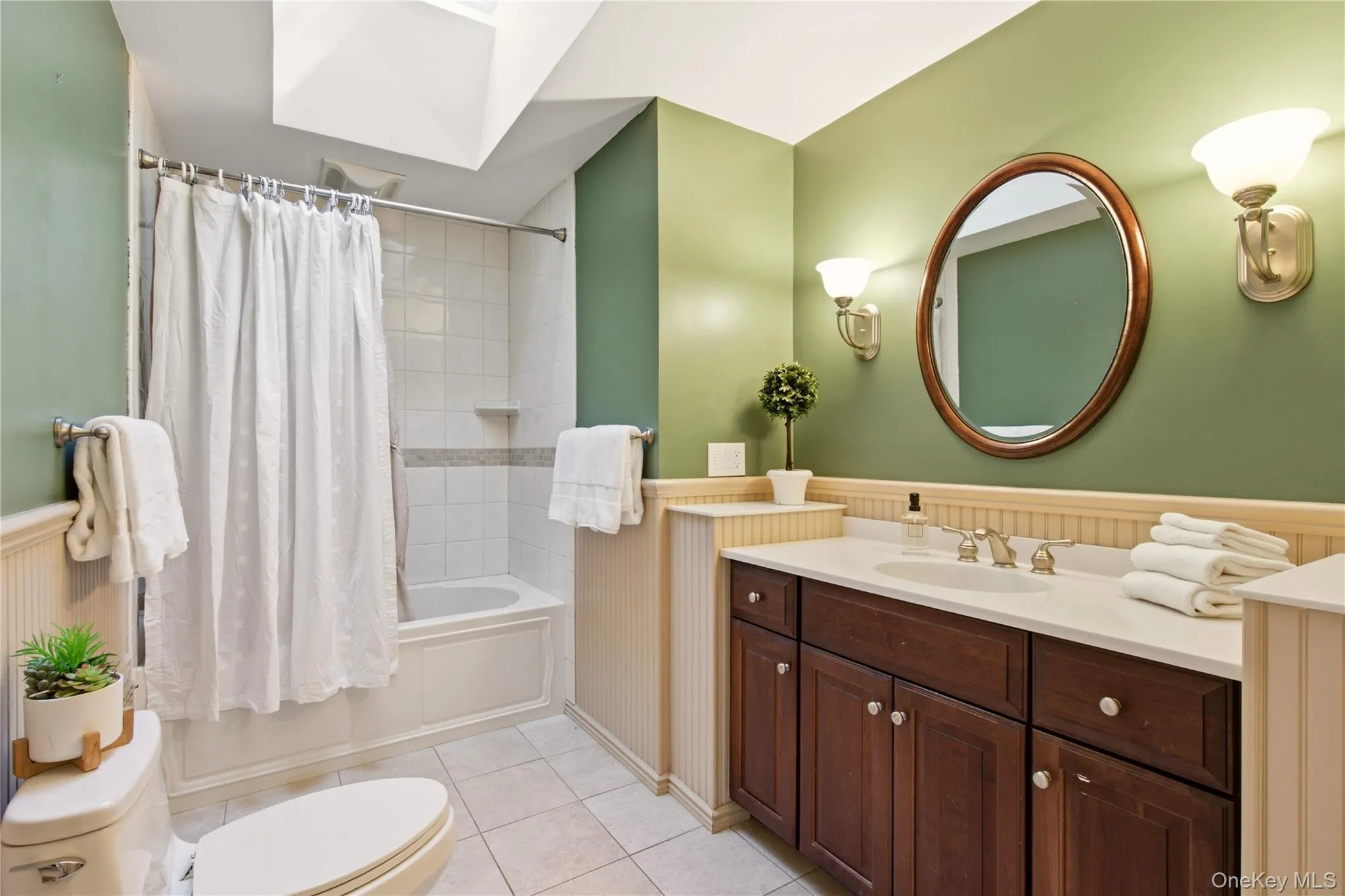 spacious family bathroom with tub/shower spacious family bathroom with tub/shower