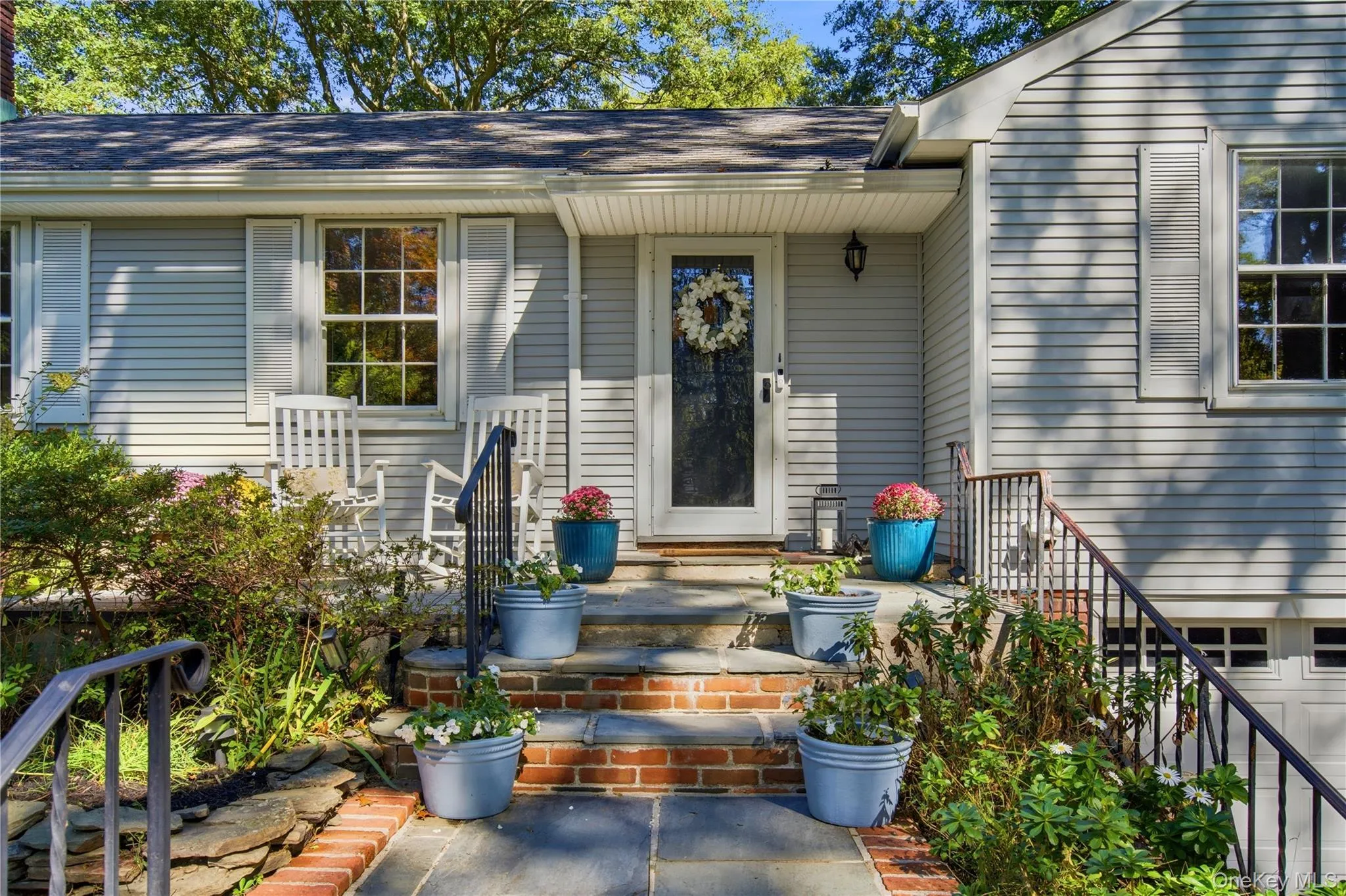 Welcoming front door , sweet area to sit outside Welcoming front door , sweet area to sit outside