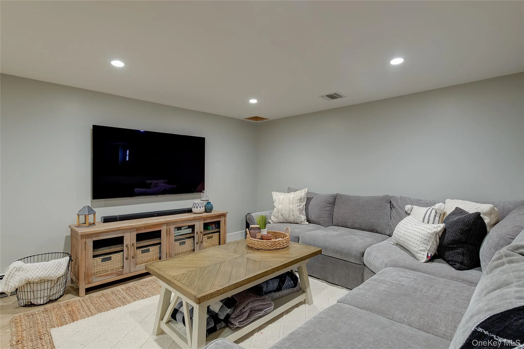 31 Garden Circle, Oyster Bay, NY, 3 Bedrooms Bedrooms, 6 Rooms Rooms,2 BathroomsBathrooms,Residential,For Rent,Garden,0,1059825 31 Garden Circle, Oyster Bay, NY, 3 Bedrooms Bedrooms, 6 Rooms Rooms,2 BathroomsBathrooms,Residential,For Rent,Garden,0,1059825