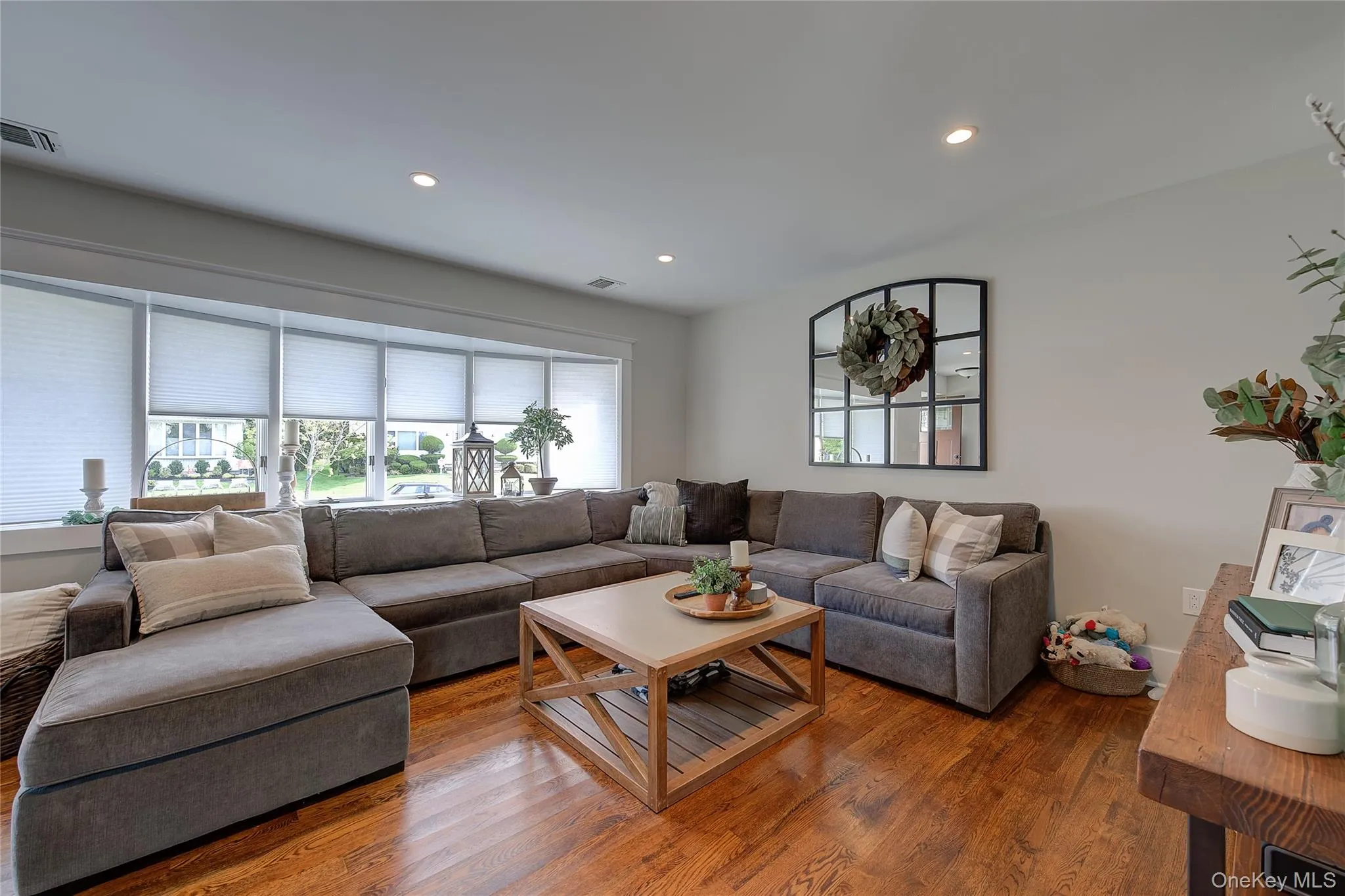 31 Garden Circle, Oyster Bay, NY, 3 Bedrooms Bedrooms, 6 Rooms Rooms,2 BathroomsBathrooms,Residential,For Rent,Garden,0,1059825 31 Garden Circle, Oyster Bay, NY, 3 Bedrooms Bedrooms, 6 Rooms Rooms,2 BathroomsBathrooms,Residential,For Rent,Garden,0,1059825
