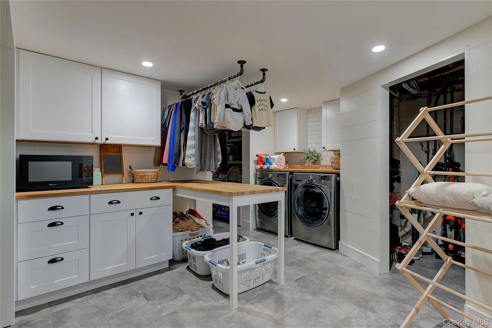31 Garden Circle, Oyster Bay, NY, 3 Bedrooms Bedrooms, 6 Rooms Rooms,2 BathroomsBathrooms,Residential,For Rent,Garden,0,1059825 31 Garden Circle, Oyster Bay, NY, 3 Bedrooms Bedrooms, 6 Rooms Rooms,2 BathroomsBathrooms,Residential,For Rent,Garden,0,1059825