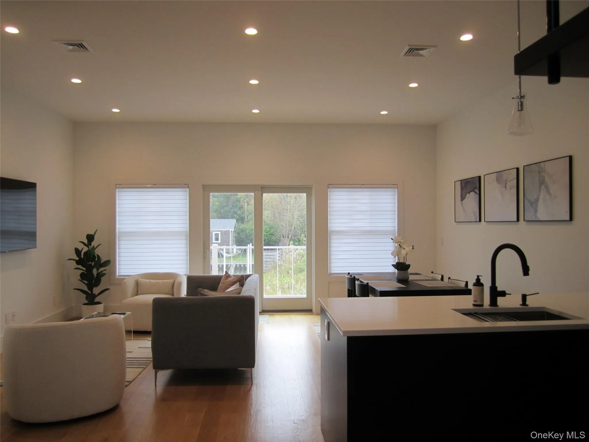 68 Foster Avenue, Southampton, NY, 1 Bedroom Bedrooms, 4 Rooms Rooms,1 BathroomBathrooms,Residential Lease,For Rent,Foster,0,1059836 68 Foster Avenue, Southampton, NY, 1 Bedroom Bedrooms, 4 Rooms Rooms,1 BathroomBathrooms,Residential Lease,For Rent,Foster,0,1059836