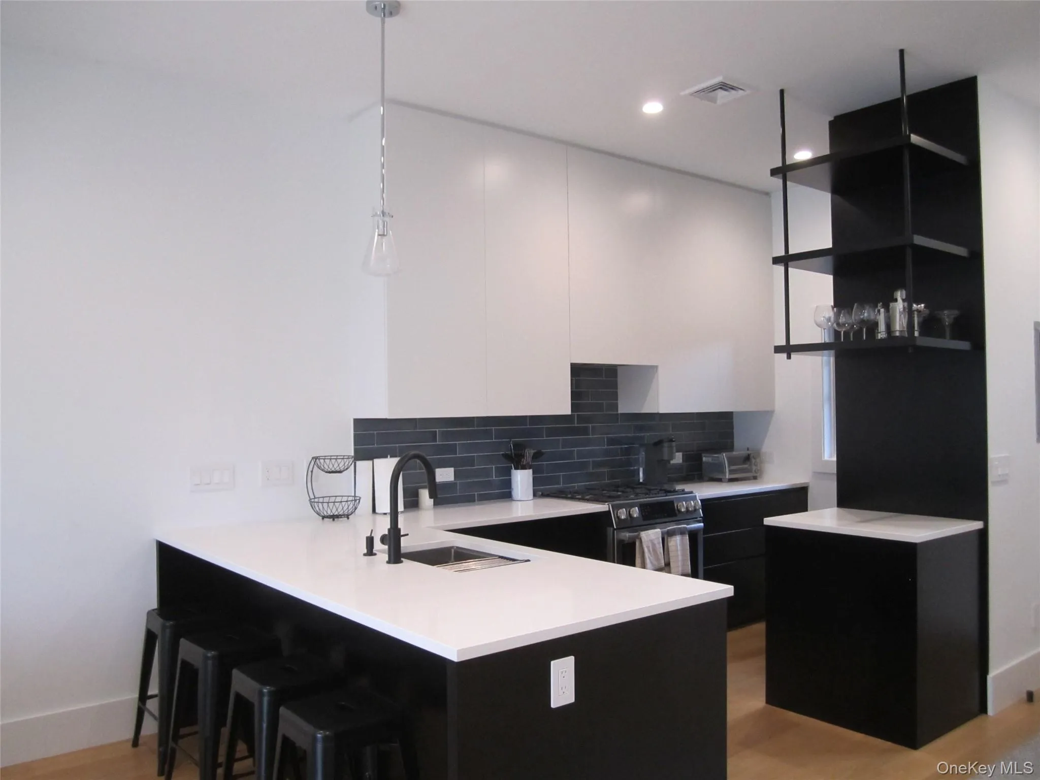 68 Foster Avenue, Southampton, NY, 1 Bedroom Bedrooms, 4 Rooms Rooms,1 BathroomBathrooms,Residential Lease,For Rent,Foster,0,1059836 68 Foster Avenue, Southampton, NY, 1 Bedroom Bedrooms, 4 Rooms Rooms,1 BathroomBathrooms,Residential Lease,For Rent,Foster,0,1059836