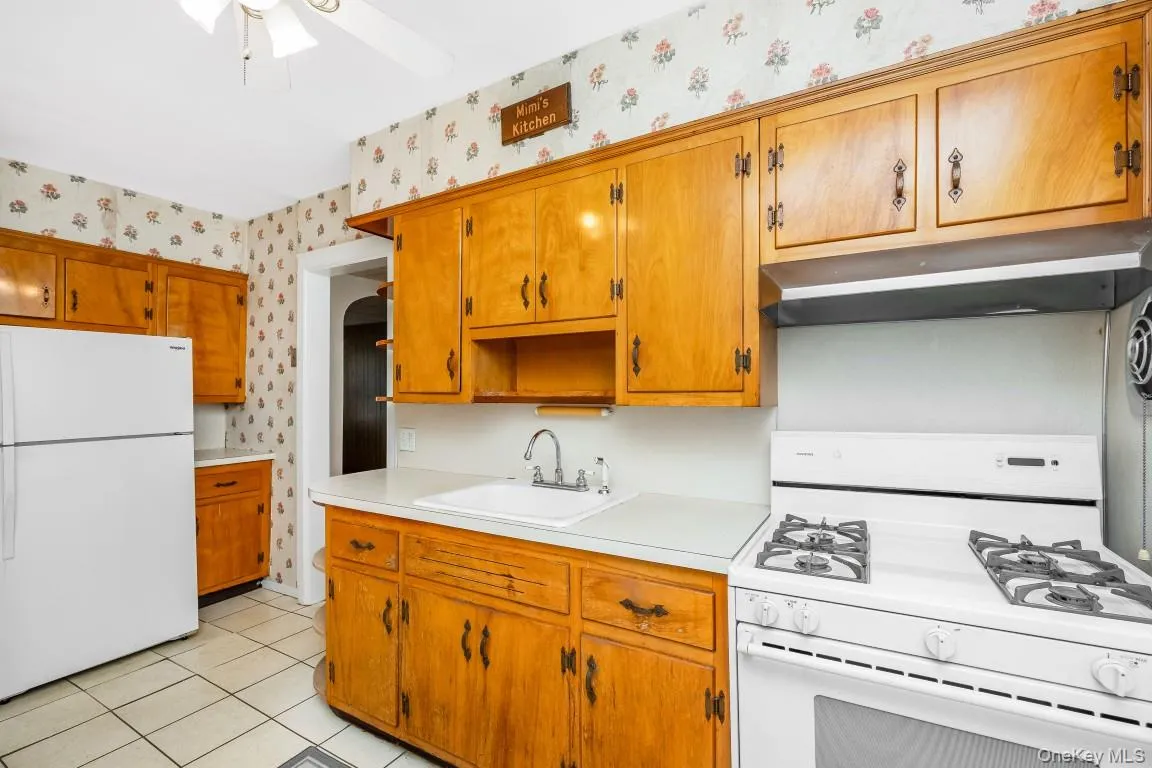 64-45 79th Street, New York, NY, 3 Bedrooms Bedrooms, 8 Rooms Rooms,1 BathroomBathrooms,Residential,For Rent,79th,0,1059849 64-45 79th Street, New York, NY, 3 Bedrooms Bedrooms, 8 Rooms Rooms,1 BathroomBathrooms,Residential,For Rent,79th,0,1059849