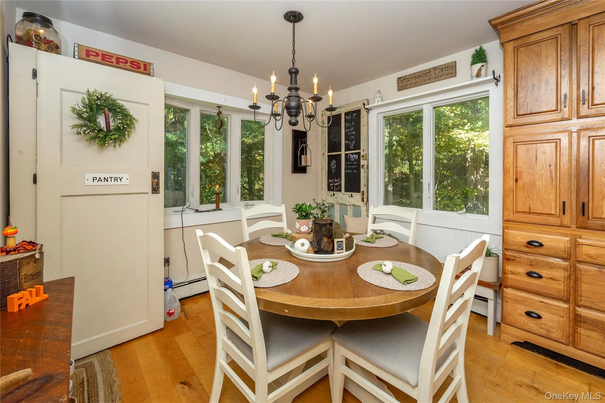 With large windows on two sides bringing in an abundance of natural light. With large windows on two sides bringing in an abundance of natural light.
