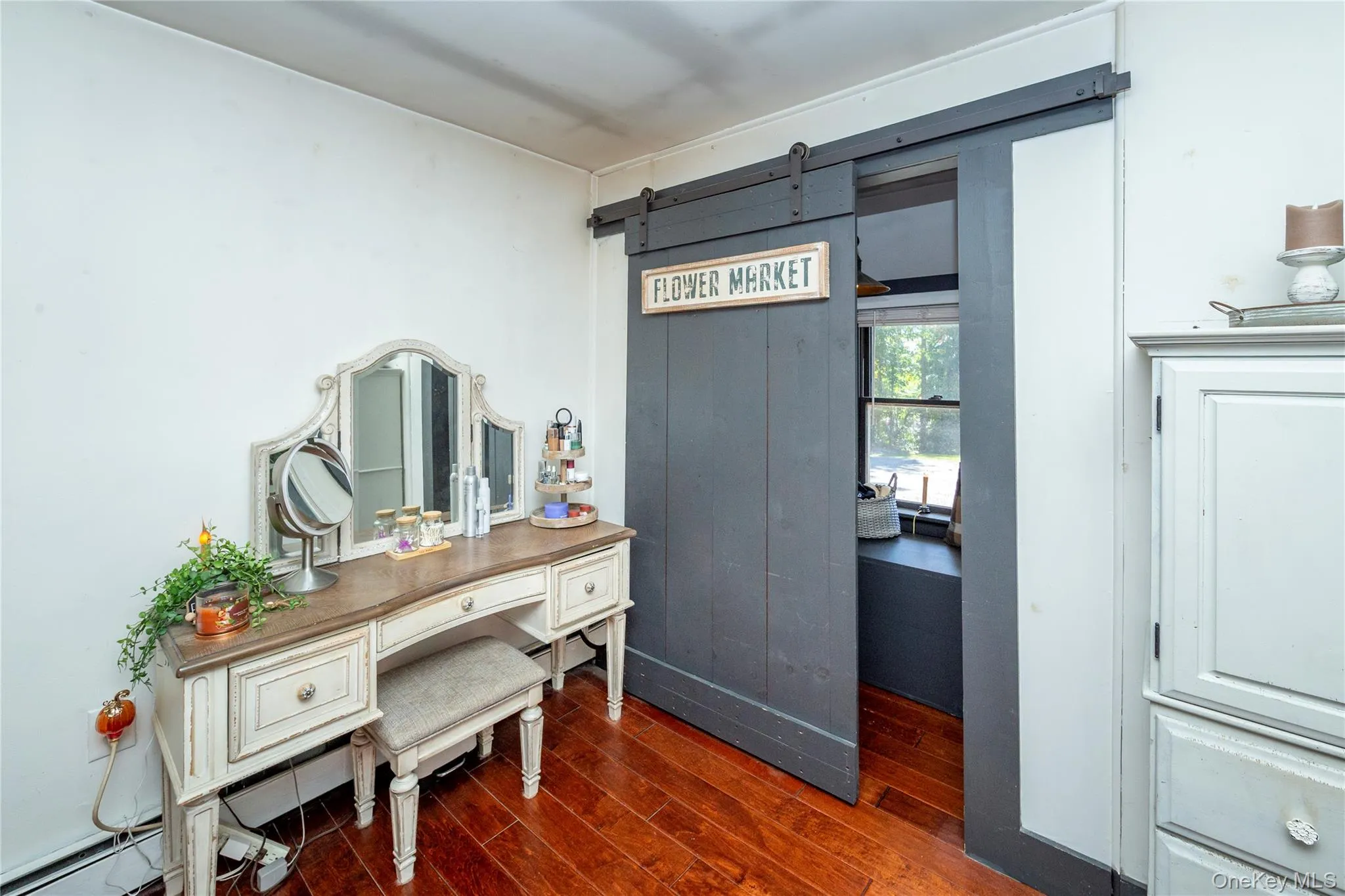 With a sliding barn door to the walk-in closet. With a sliding barn door to the walk-in closet.