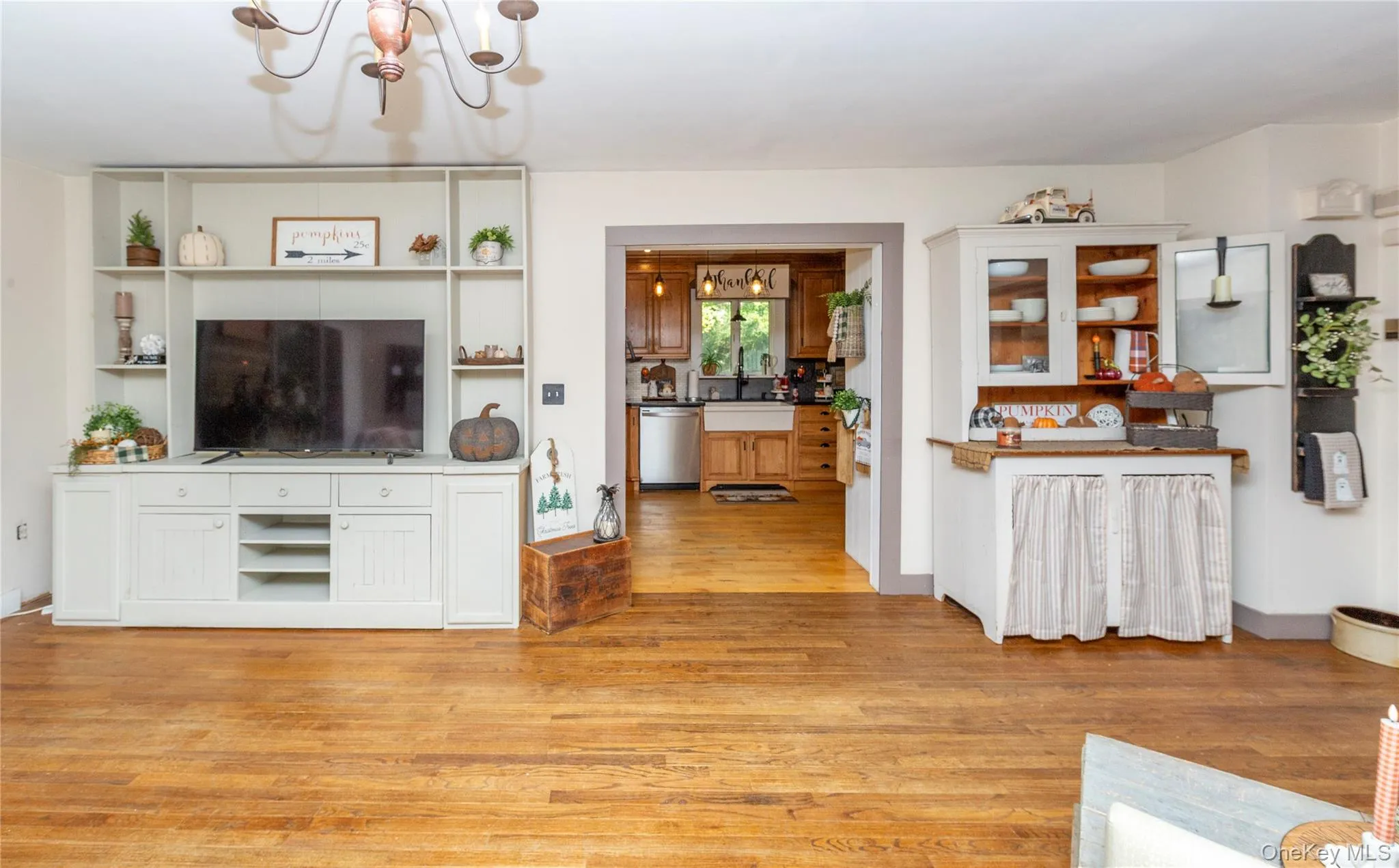 A wide opening from the living room flows naturally into the country kitchen. A wide opening from the living room flows naturally into the country kitchen.