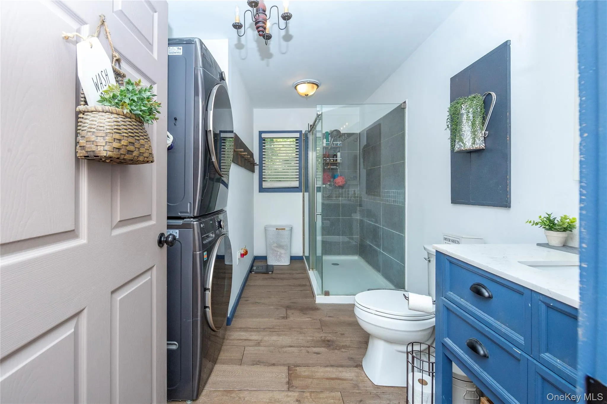 Full updated hall bath. Full updated hall bath.