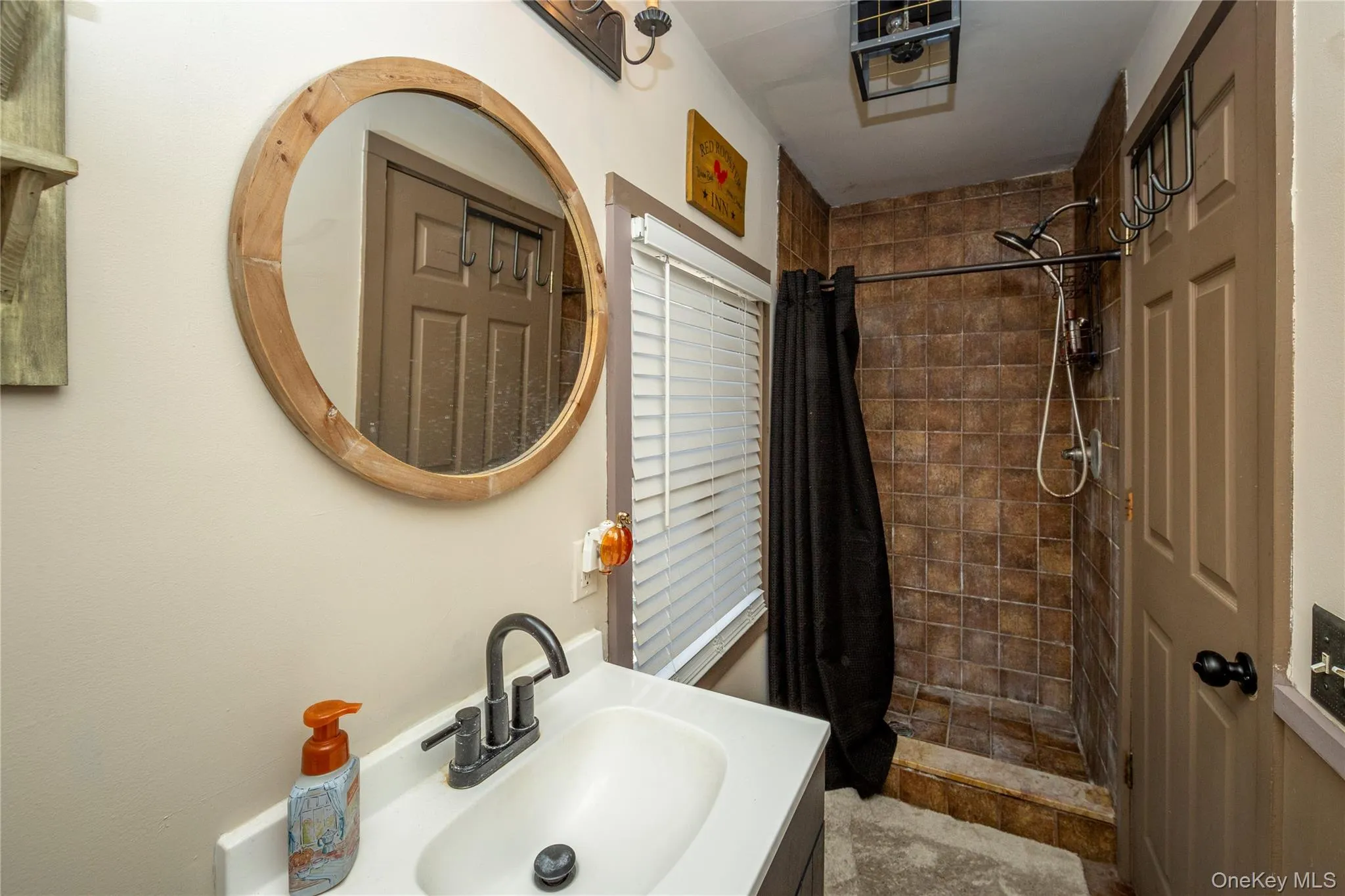 With walk-in shower. With walk-in shower.