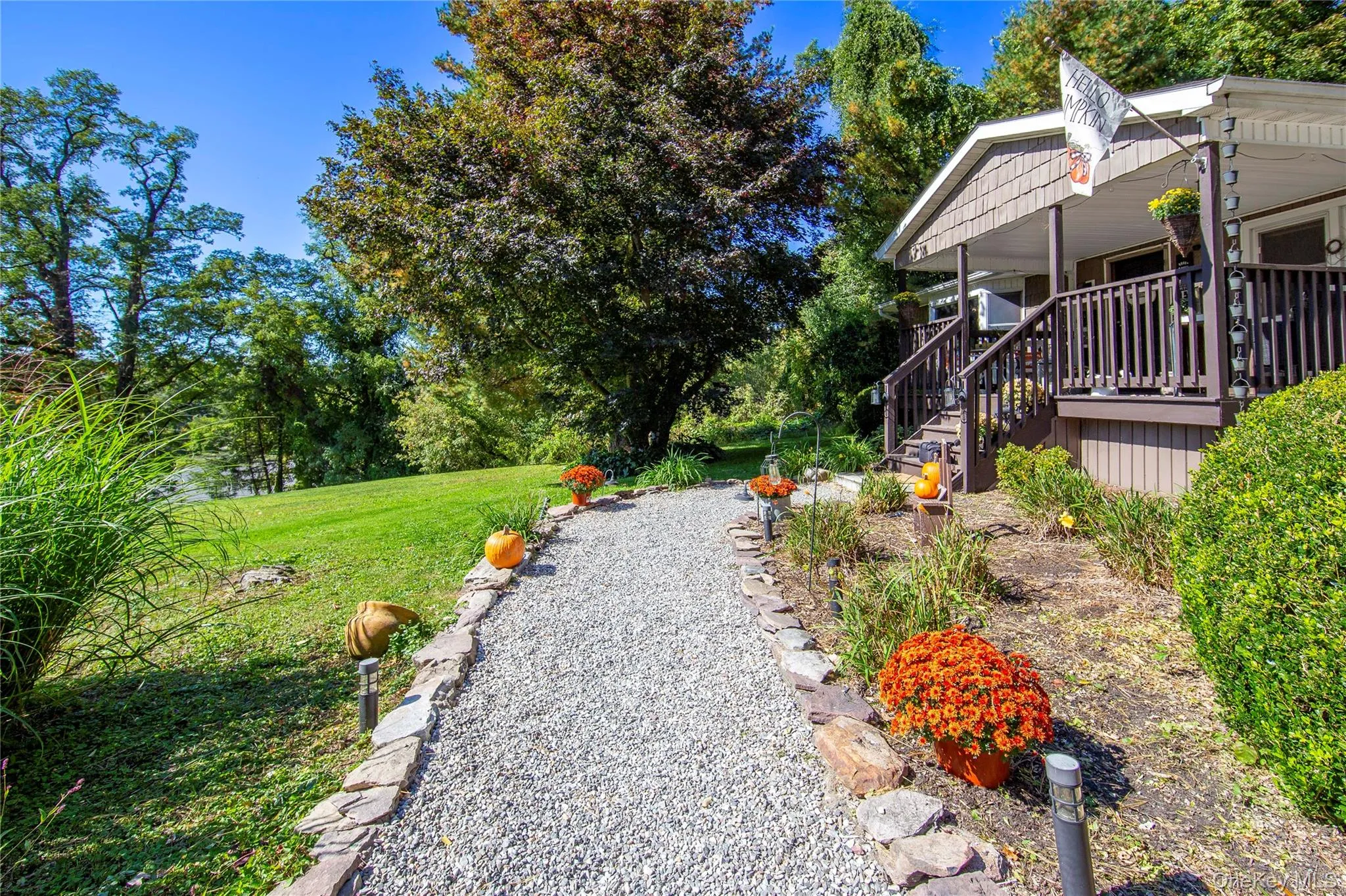 The setting offers a wonderful balance of country atmosphere and everyday convenience. The setting offers a wonderful balance of country atmosphere and everyday convenience.