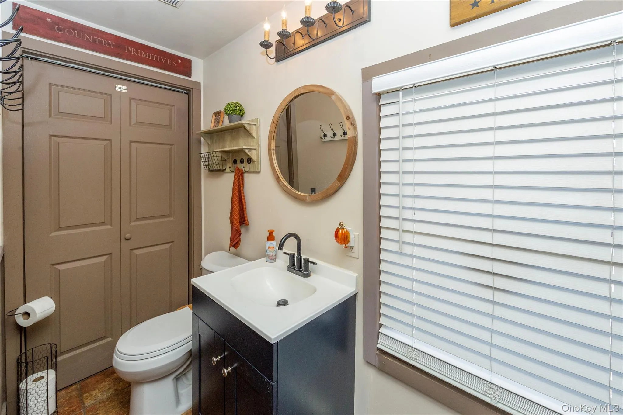 Cozy primary bathroom. Cozy primary bathroom.