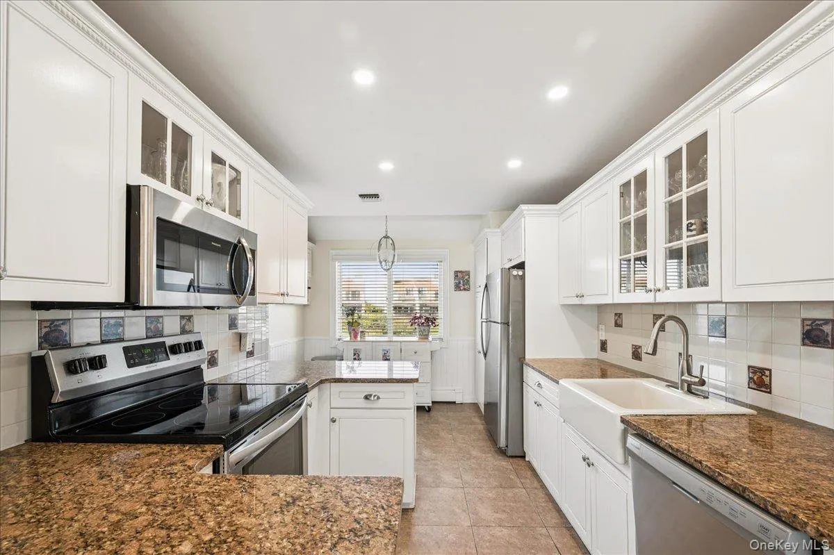 Granite Counter Tops w/ Farmhouse Sink. Granite Counter Tops w/ Farmhouse Sink.