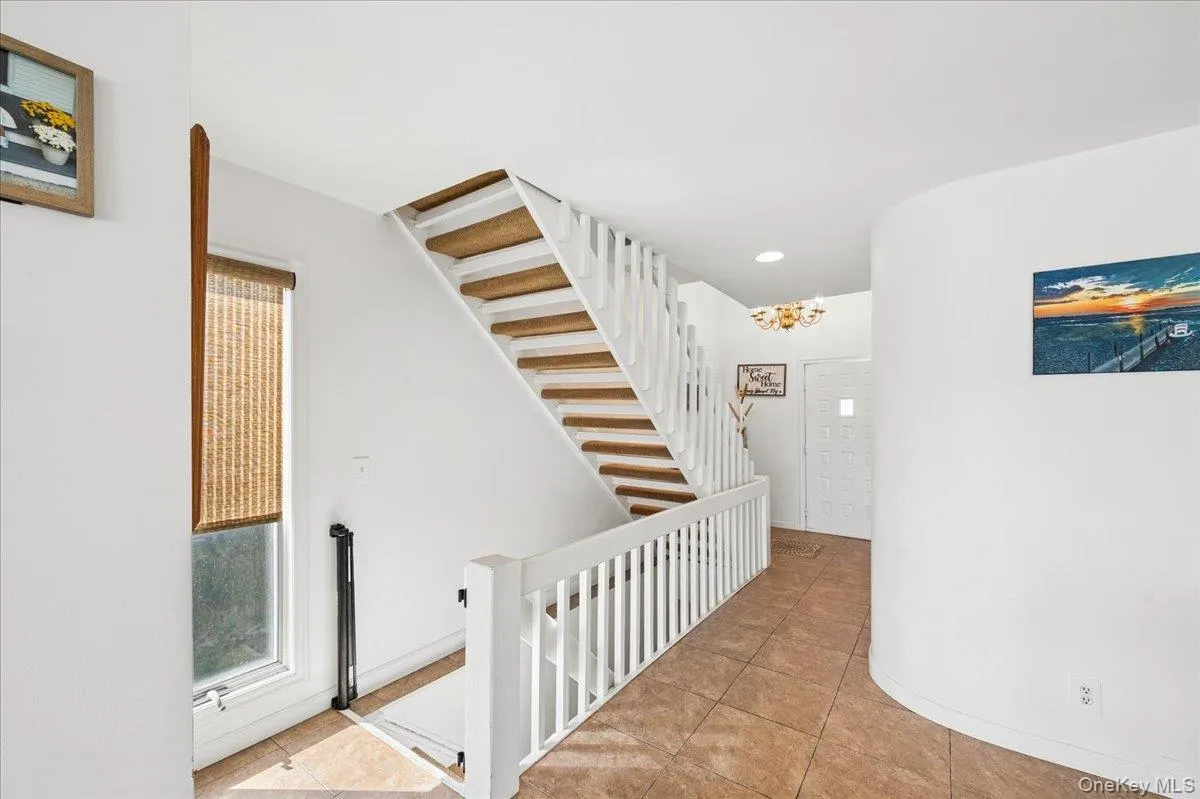 Entry way has easy access to Powder Room. Entry way has easy access to Powder Room.