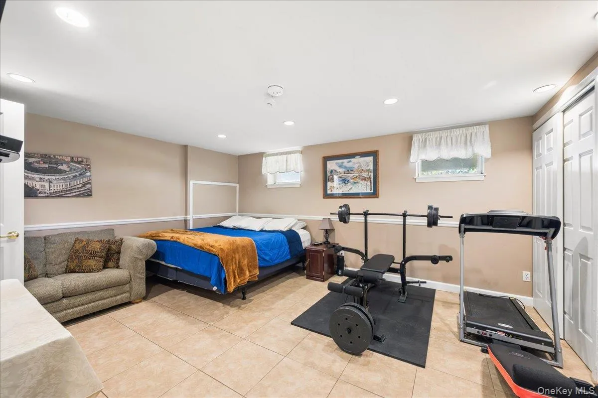 Ground level bedroom with ensuite and plenty of storage. Ground level bedroom with ensuite and plenty of storage.