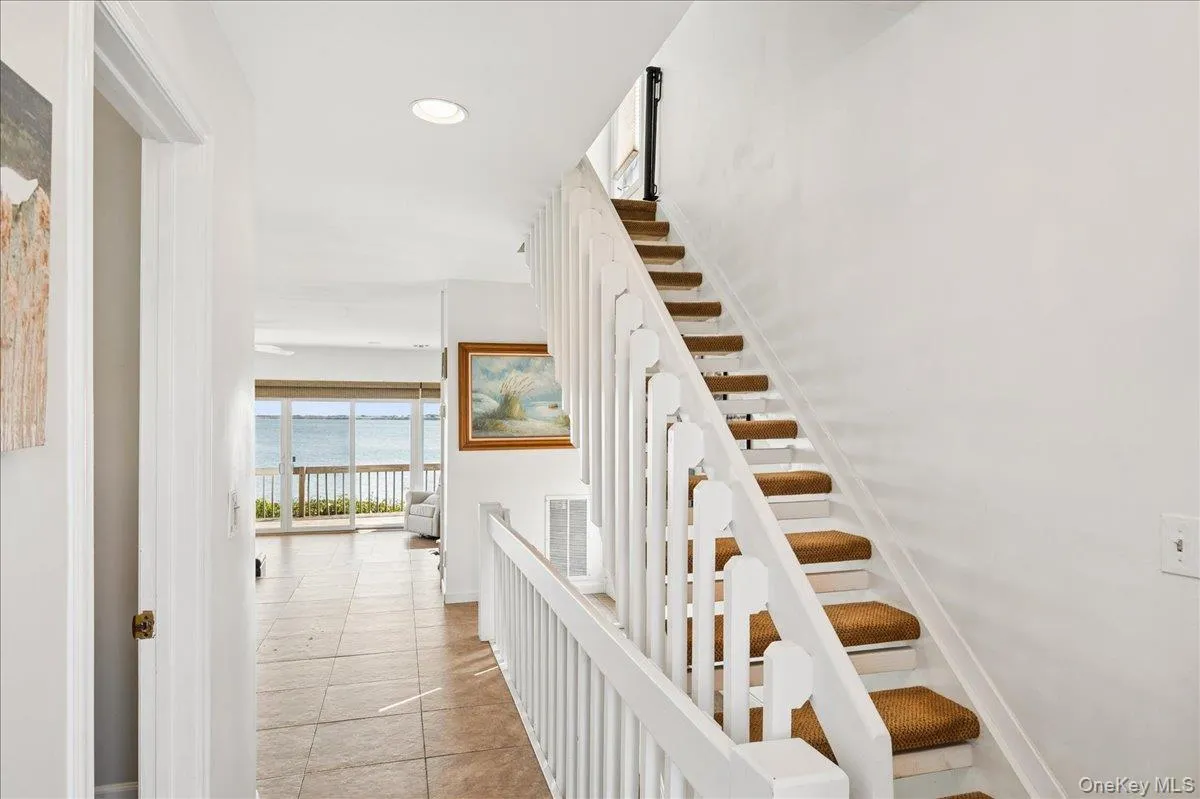 Entry way on Main Living Level leading to Kitchen, Dining and Living Rooms. Entry way on Main Living Level leading to Kitchen, Dining and Living Rooms.