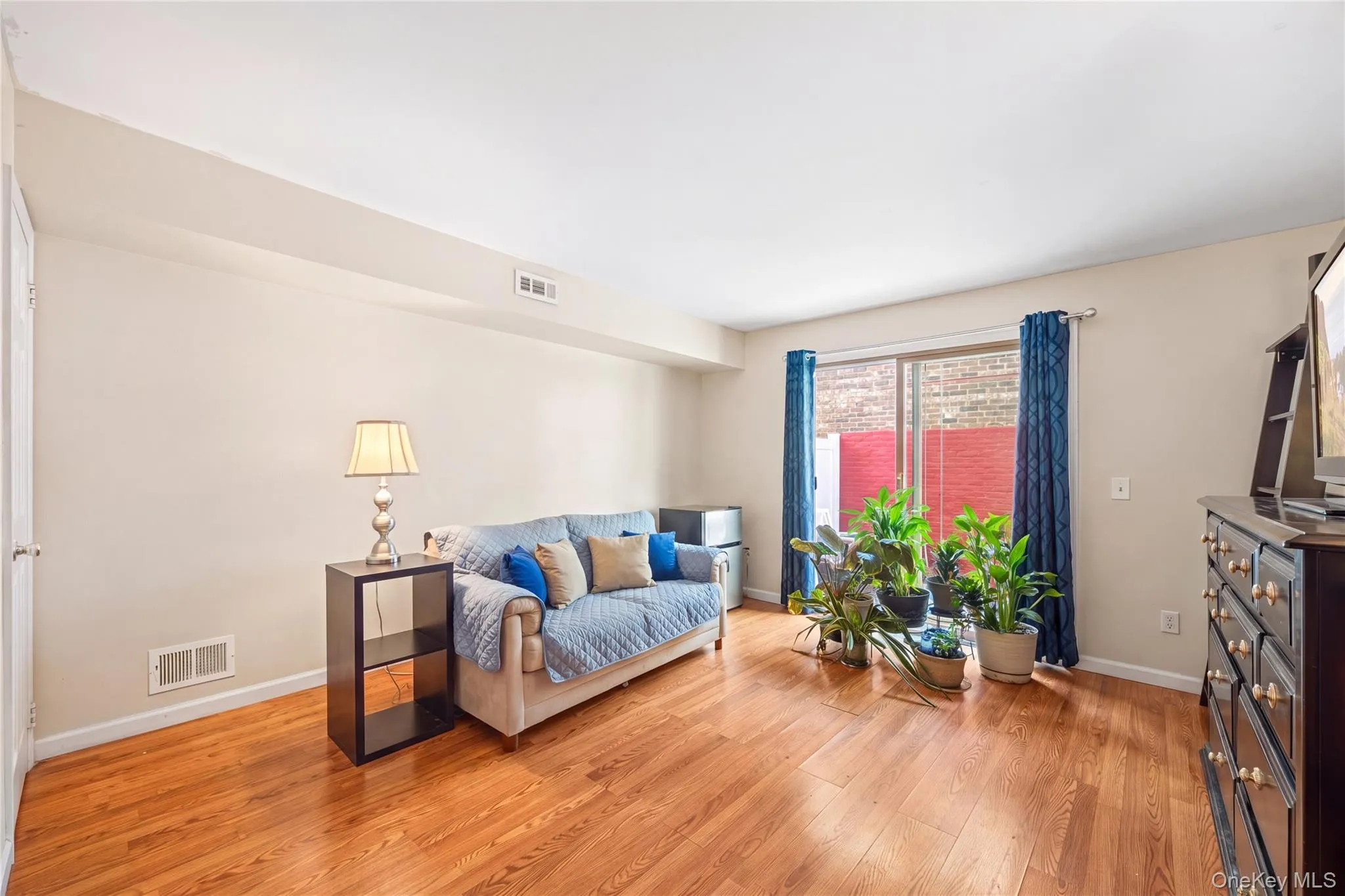 10 Lyndale Lane, New York, NY, 3 Bedrooms Bedrooms, 4 Rooms Rooms,1 BathroomBathrooms,Residential,For Rent,Lyndale,0,1059940 10 Lyndale Lane, New York, NY, 3 Bedrooms Bedrooms, 4 Rooms Rooms,1 BathroomBathrooms,Residential,For Rent,Lyndale,0,1059940