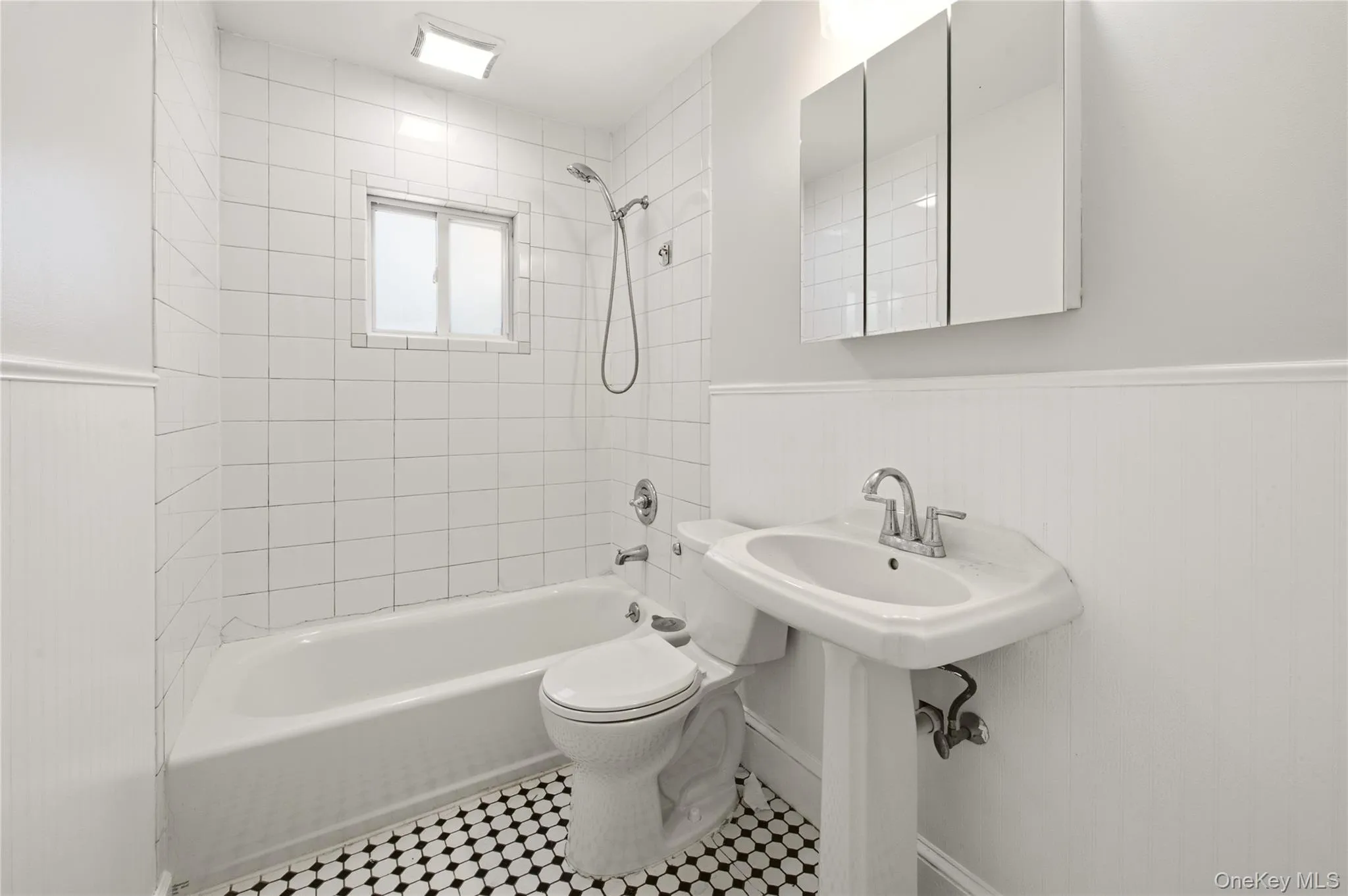 4 Elmont Lane, Huntington, NY, 4 Bedrooms Bedrooms, 6 Rooms Rooms,3 BathroomsBathrooms,Residential,For Rent,Elmont,0,1059942 4 Elmont Lane, Huntington, NY, 4 Bedrooms Bedrooms, 6 Rooms Rooms,3 BathroomsBathrooms,Residential,For Rent,Elmont,0,1059942