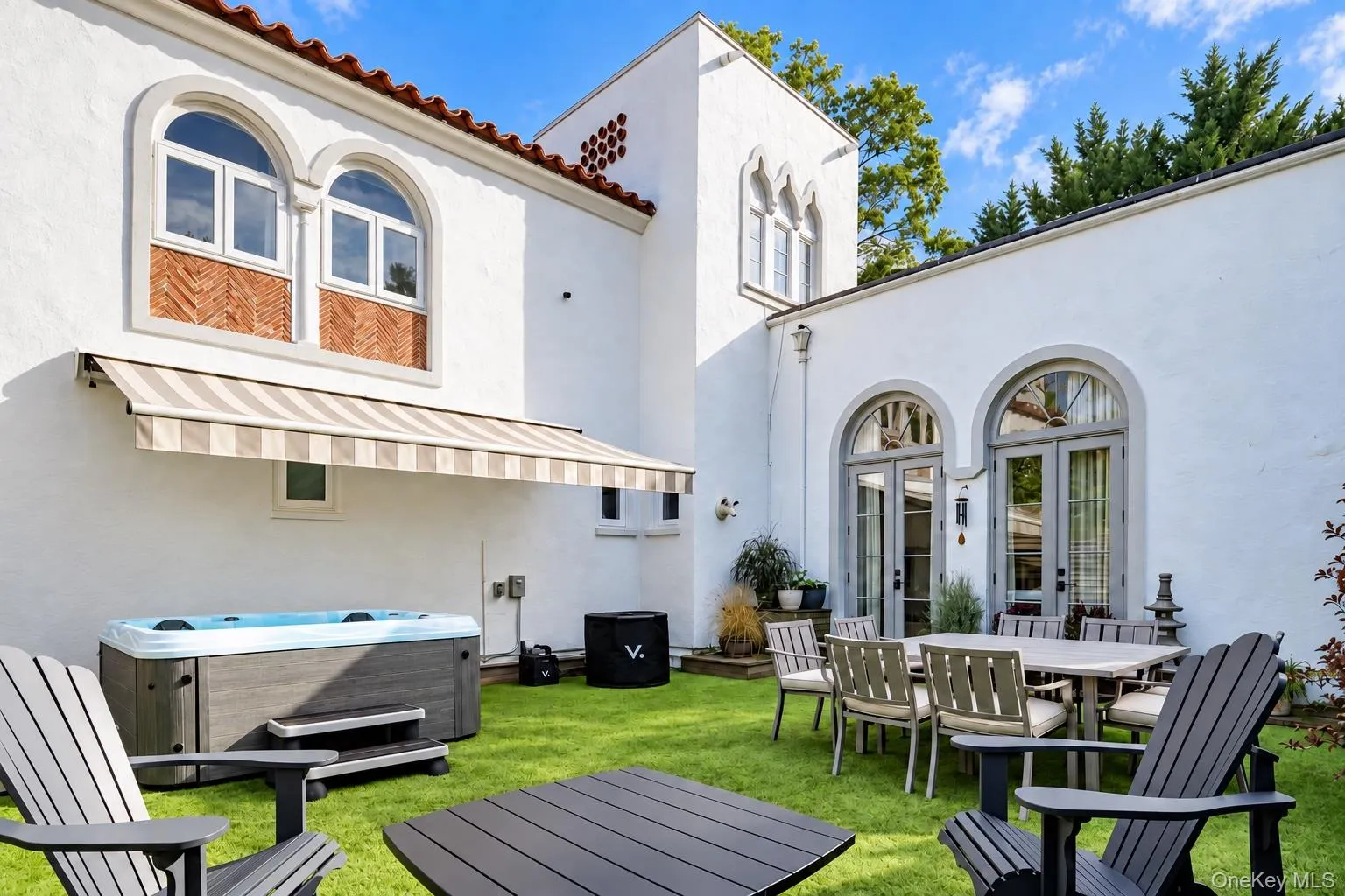 Courtyard with turf and retractable awning Courtyard with turf and retractable awning