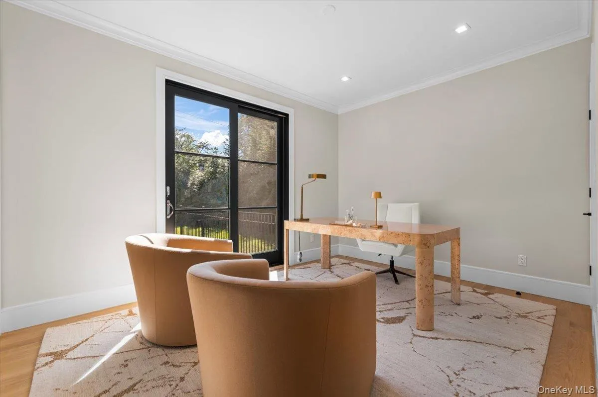 Office/ Bedroom Office/ Bedroom