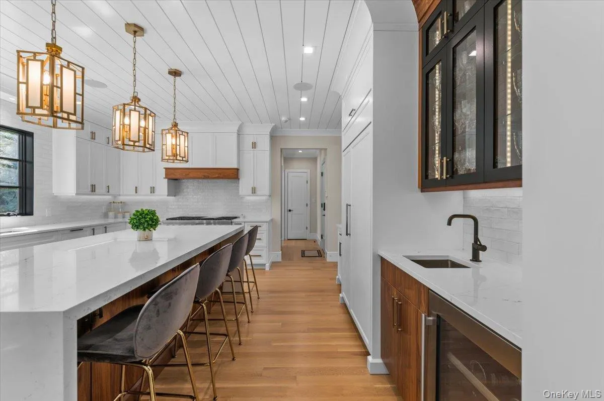 Entertainers dream Chef's Kitchen with Wet Bar. Entertainers dream Chef's Kitchen with Wet Bar.