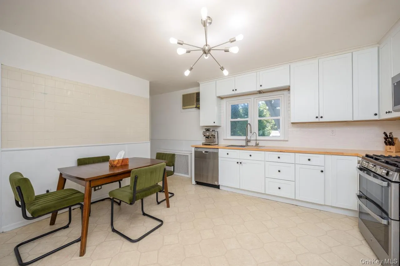 8 Deforest Avenue, Clarkstown, NY, 3 Bedrooms Bedrooms, 6 Rooms Rooms,2 BathroomsBathrooms,Residential,For Rent,Deforest,0,1060022 8 Deforest Avenue, Clarkstown, NY, 3 Bedrooms Bedrooms, 6 Rooms Rooms,2 BathroomsBathrooms,Residential,For Rent,Deforest,0,1060022