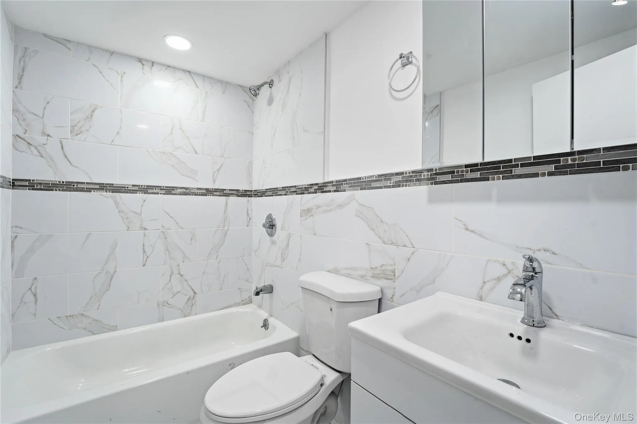 Bathroom 2 on upper level has been completely remodeled Bathroom 2 on upper level has been completely remodeled