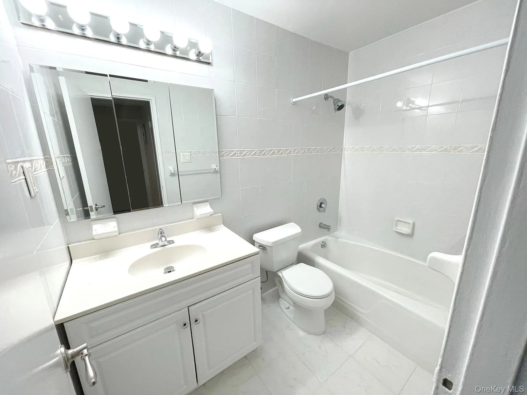 Full Bath, clean and bright Full Bath, clean and bright