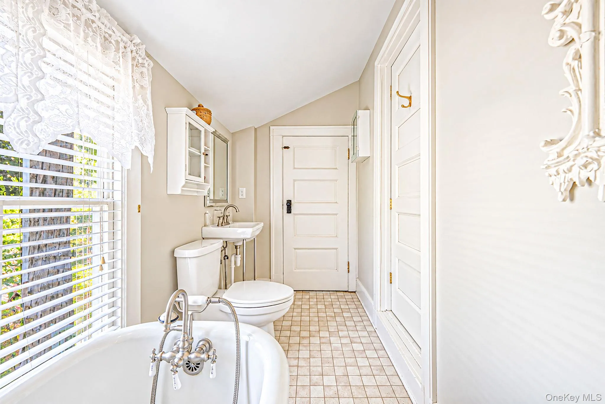 12 Collins Avenue, East Hampton, NY, 4 Bedrooms Bedrooms, 11 Rooms Rooms,3 BathroomsBathrooms,Residential,For Rent,Collins,0,1060179 12 Collins Avenue, East Hampton, NY, 4 Bedrooms Bedrooms, 11 Rooms Rooms,3 BathroomsBathrooms,Residential,For Rent,Collins,0,1060179
