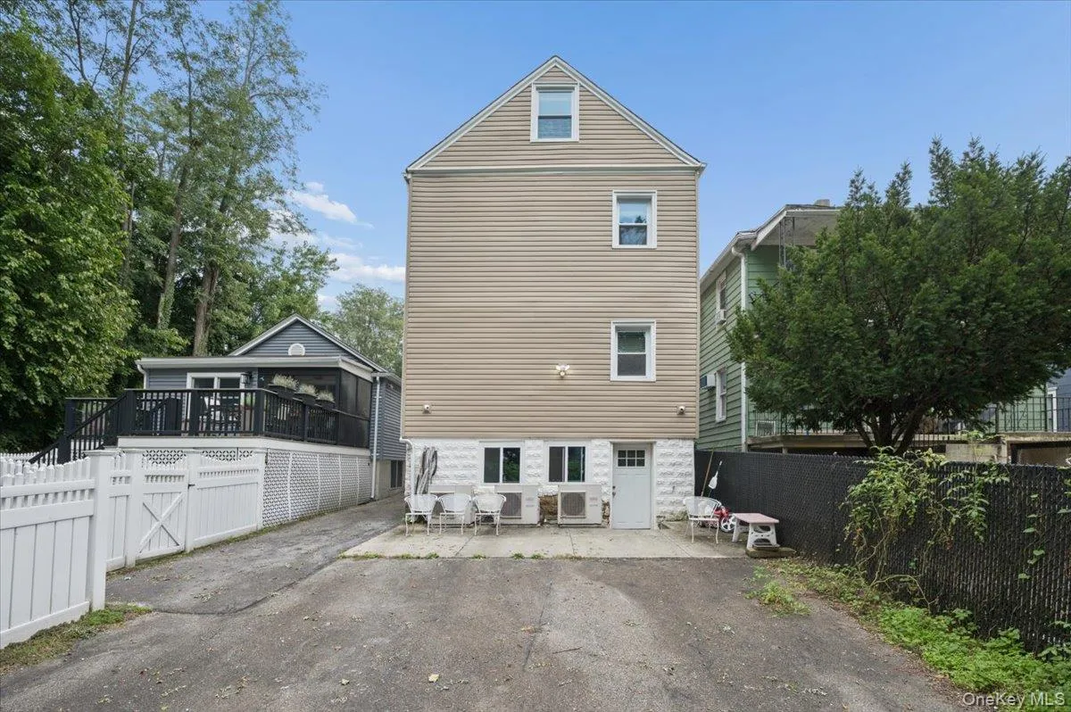 84 Howard Street, Mount Pleasant, NY, 2 Bedroom Bedrooms, 5 Room Rooms,1 BathroomBathrooms,Residential Lease,For Rent,Howard,0,1060213 84 Howard Street, Mount Pleasant, NY, 2 Bedroom Bedrooms, 5 Room Rooms,1 BathroomBathrooms,Residential Lease,For Rent,Howard,0,1060213