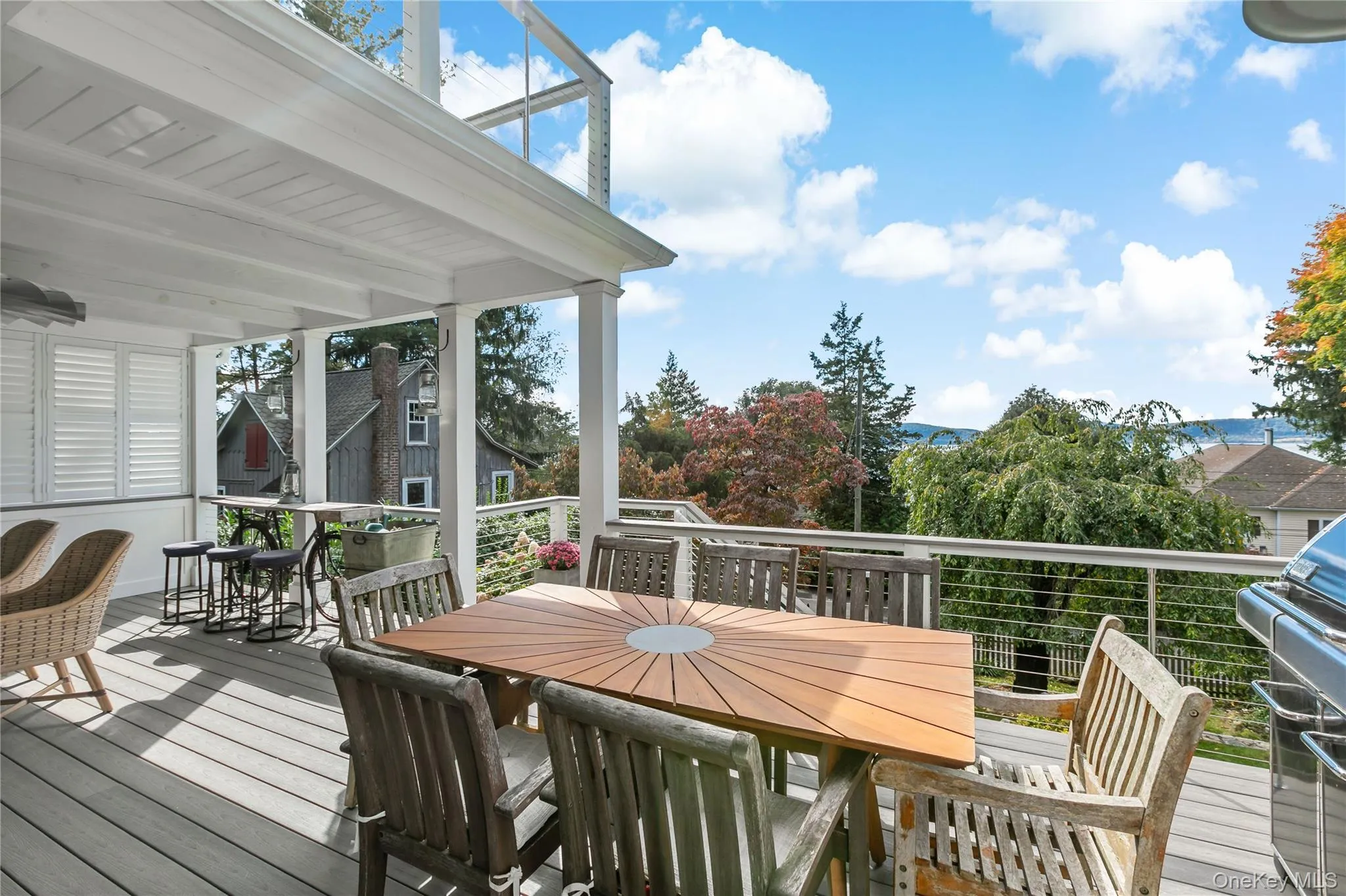 Dining between catching views of the river. Dining between catching views of the river.
