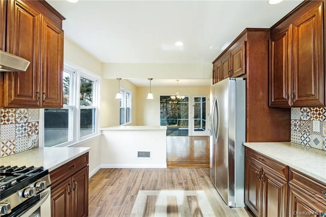Beautiful eat-in-kitchen. Photos taken when house was empty prior to occupancy. Beautiful eat-in-kitchen. Photos taken when house was empty prior to occupancy.