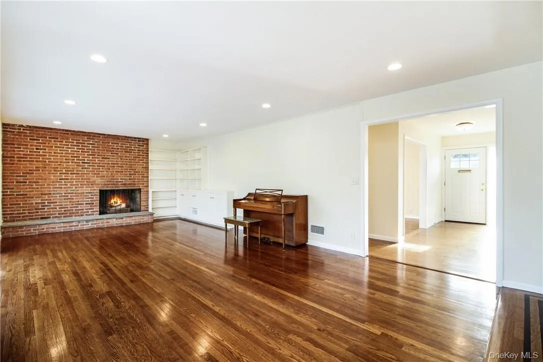 Front entry and spacious great room with fireplace. Photos taken when house was empty prior to occupancy. Front entry and spacious great room with fireplace. Photos taken when house was empty prior to occupancy.