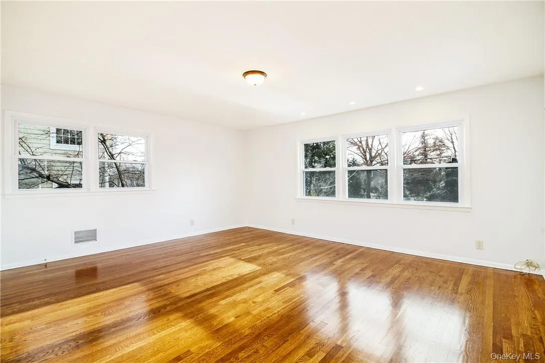 Large, sunny principal suite. Photos taken when house was empty prior to occupancy. Large, sunny principal suite. Photos taken when house was empty prior to occupancy.