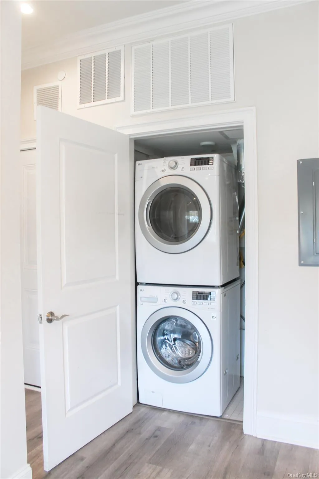 226 New York Avenue, Huntington, NY, 2 Bedroom Bedrooms, 4 Room Rooms,1 BathroomBathrooms,Residential Lease,For Rent,New York Avenue,0,1060242 226 New York Avenue, Huntington, NY, 2 Bedroom Bedrooms, 4 Room Rooms,1 BathroomBathrooms,Residential Lease,For Rent,New York Avenue,0,1060242