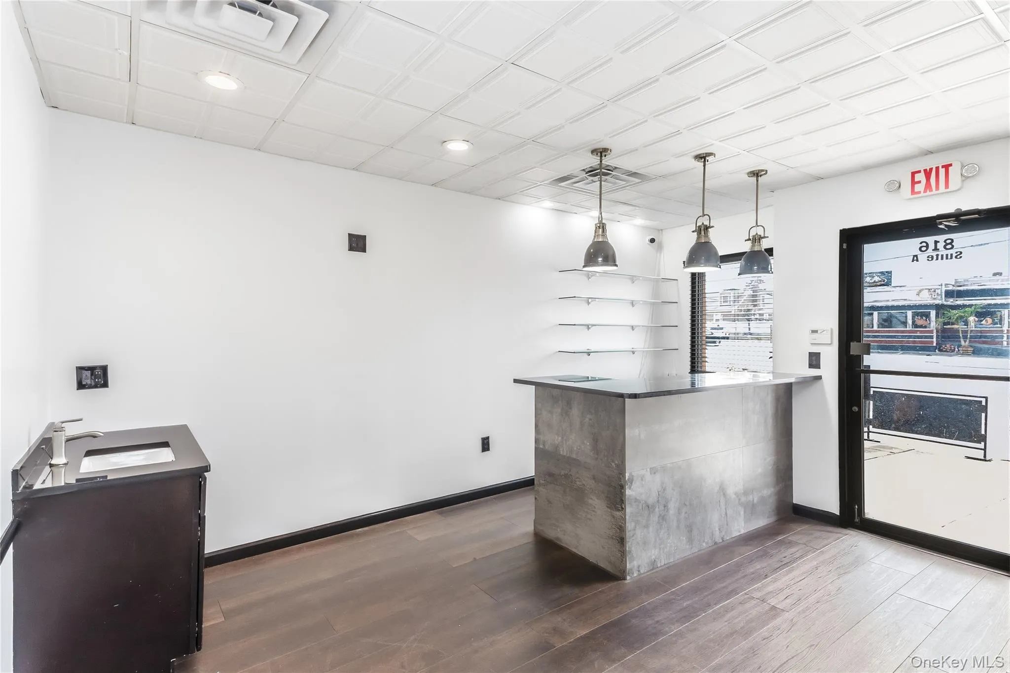 Receptionist with sink Receptionist with sink