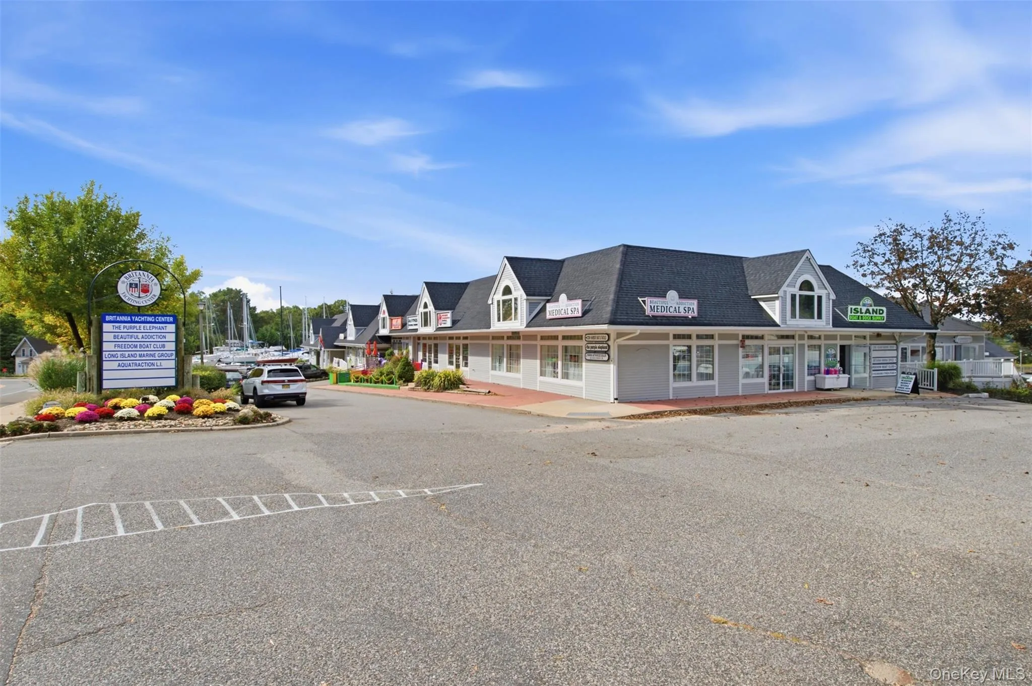 Close proximity to dining, marina and wellness Close proximity to dining, marina and wellness
