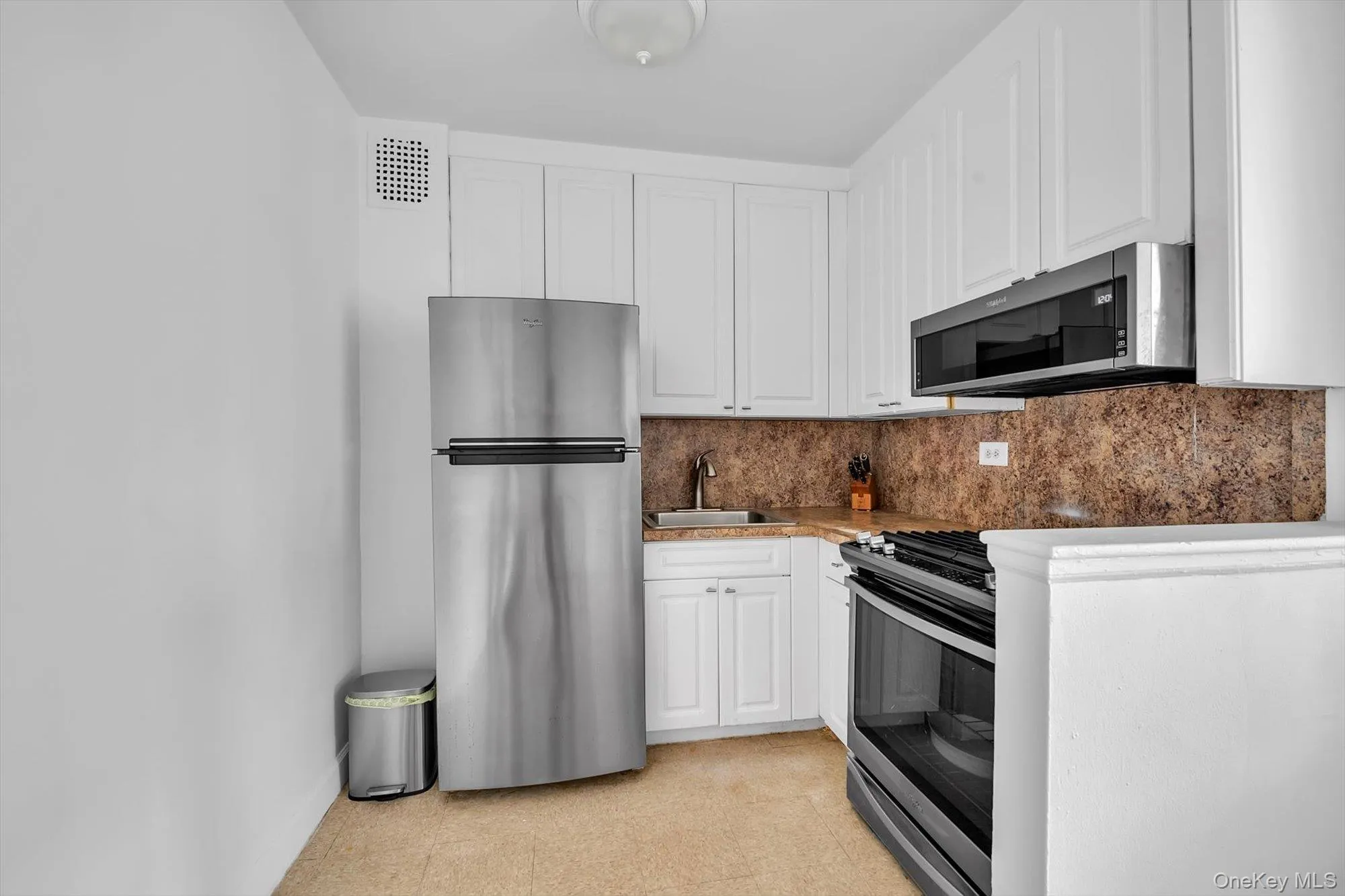 87-15 165th Street, New York, NY, 2 Rooms Rooms,1 BathroomBathrooms,Residential,For Rent,165th,0,1060302 87-15 165th Street, New York, NY, 2 Rooms Rooms,1 BathroomBathrooms,Residential,For Rent,165th,0,1060302
