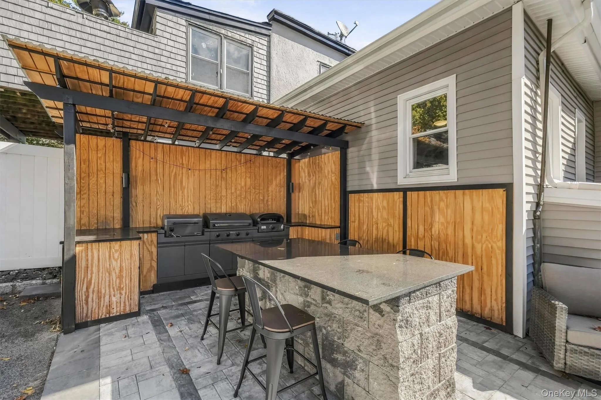 Incredible outdoor entertaining space complete with a fully equipped backyard kitchen and a built-in pizza oven, perfect for hosting weekend gatherings and al fresco dining. Incredible outdoor entertaining space complete with a fully equipped backyard kitchen and a built-in pizza oven, perfect for hosting weekend gatherings and al fresco dining.