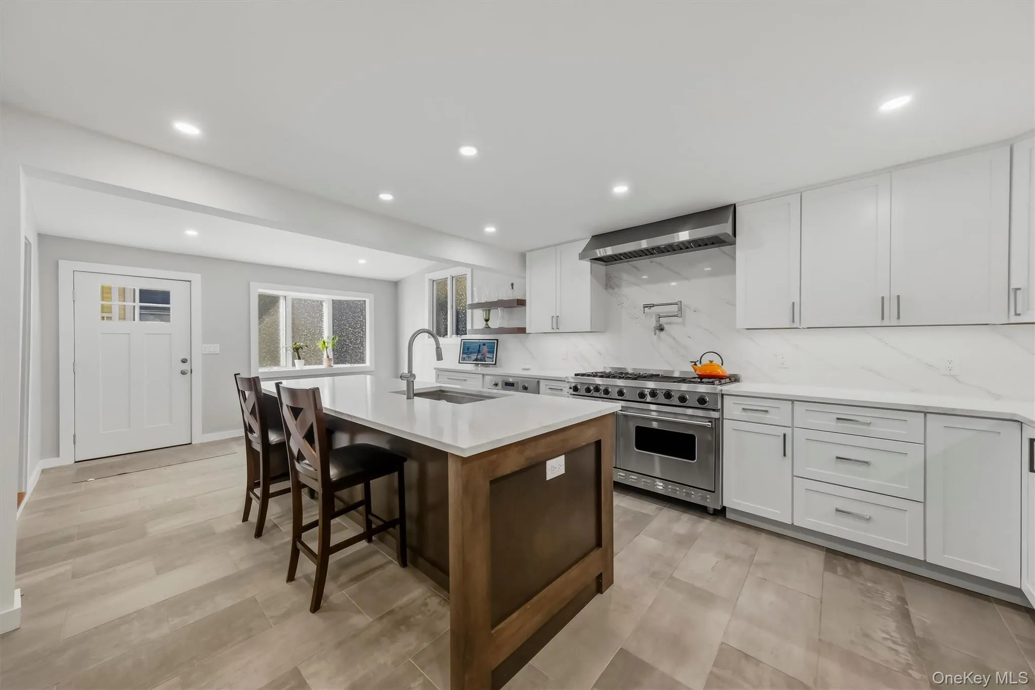 Close-up or secondary angle of the kitchen finishes, showcasing storage and counter space. Close-up or secondary angle of the kitchen finishes, showcasing storage and counter space.