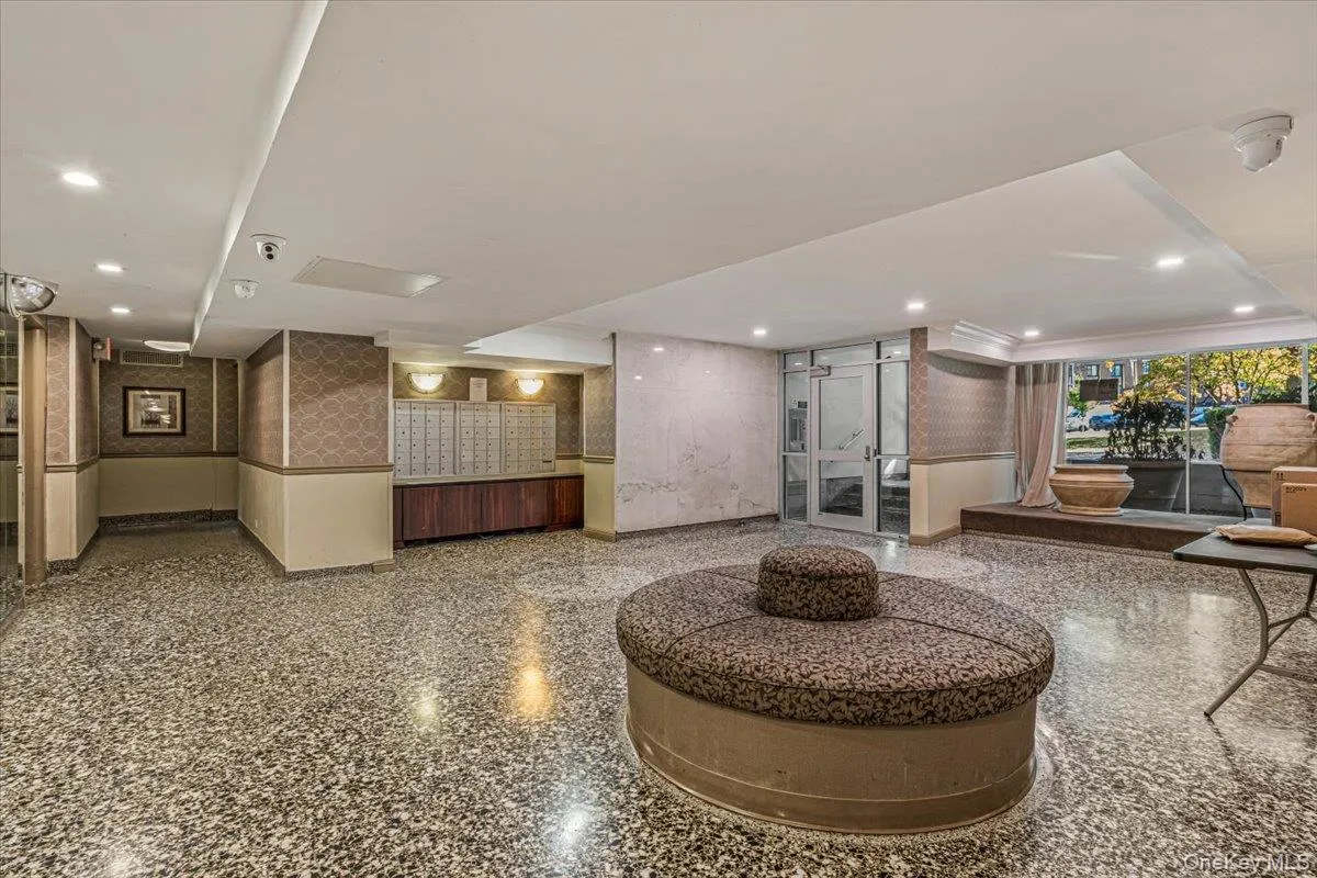 Well maintained lobby with camera security. Well maintained lobby with camera security.