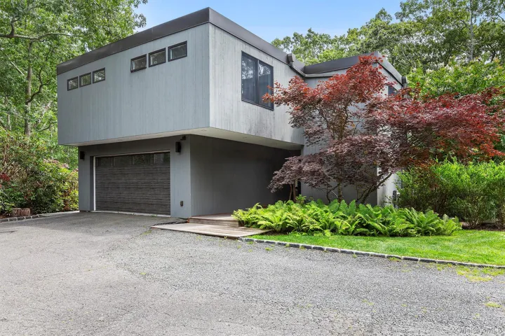 6 Woodland Way, Southampton, New York 11959