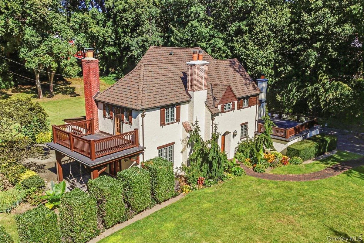 84 Luquer Road, North Hempstead, NY, 5 Bedroom Bedrooms, 11 Room Rooms,3 BathroomBathrooms,Residential Lease,For Rent,Luquer,0,1060570 84 Luquer Road, North Hempstead, NY, 5 Bedroom Bedrooms, 11 Room Rooms,3 BathroomBathrooms,Residential Lease,For Rent,Luquer,0,1060570