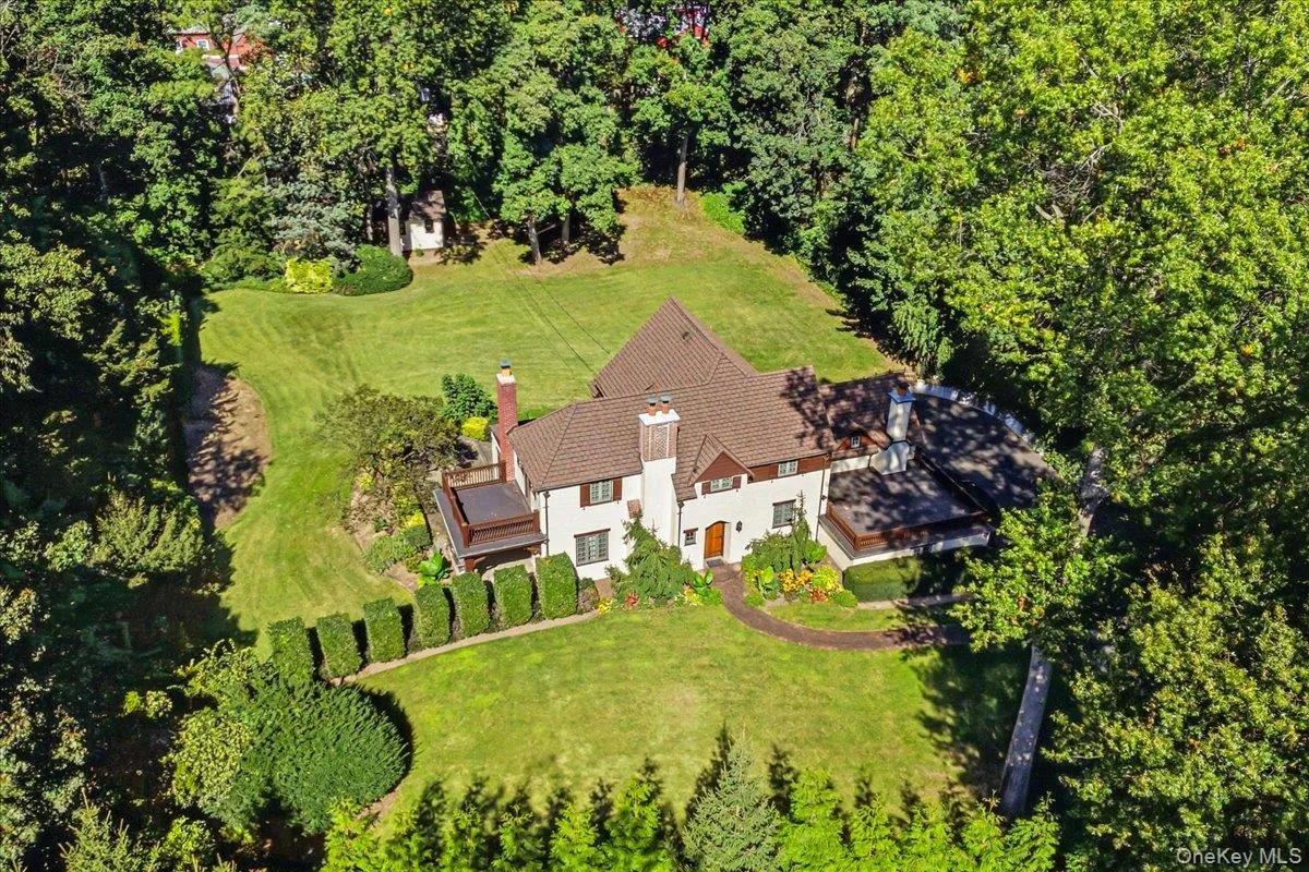 84 Luquer Road, North Hempstead, NY, 5 Bedroom Bedrooms, 11 Room Rooms,3 BathroomBathrooms,Residential Lease,For Rent,Luquer,0,1060570 84 Luquer Road, North Hempstead, NY, 5 Bedroom Bedrooms, 11 Room Rooms,3 BathroomBathrooms,Residential Lease,For Rent,Luquer,0,1060570