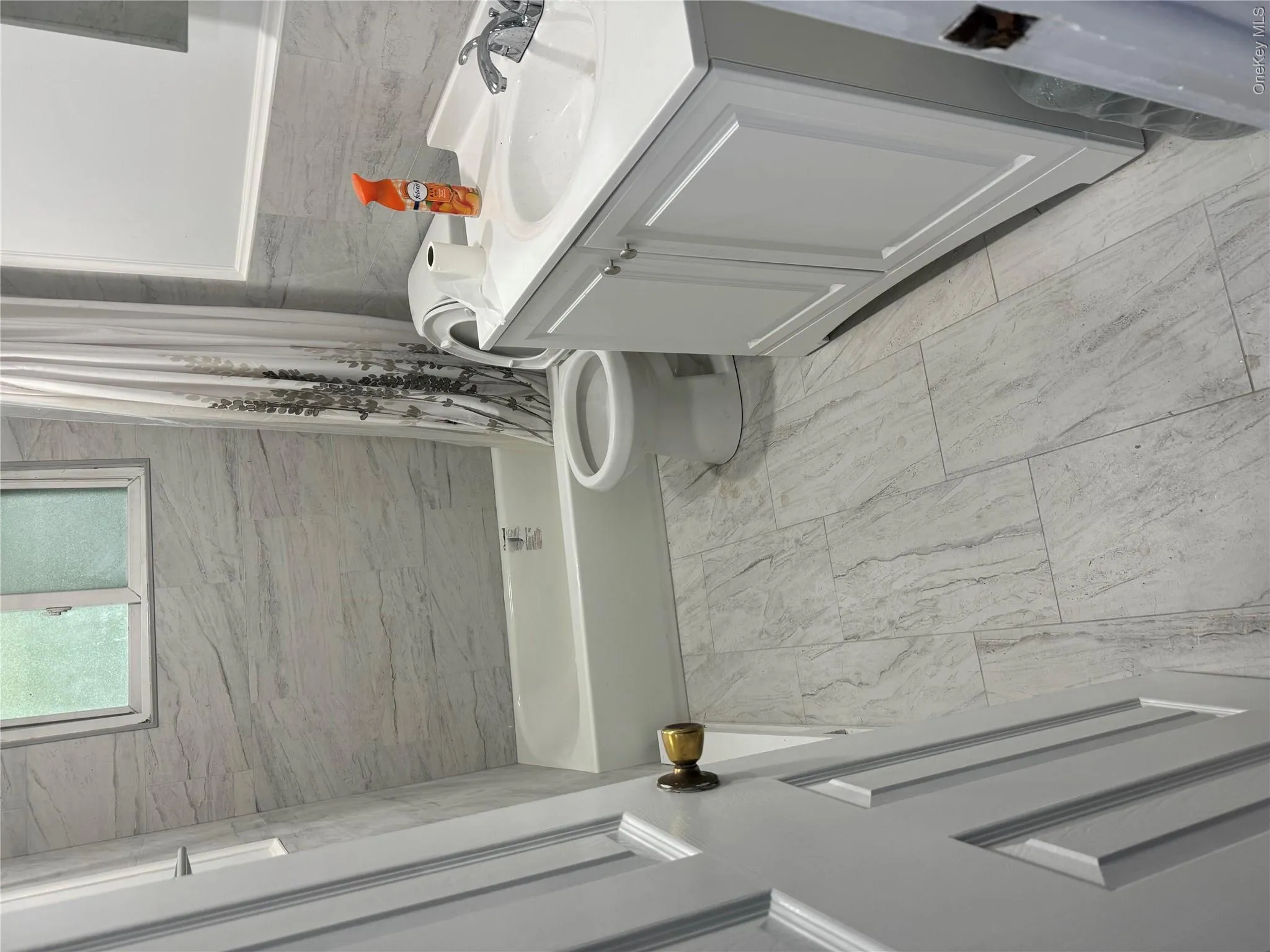 bathroom bathroom