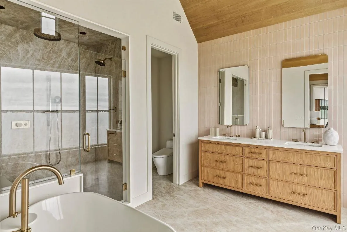 498 Dune Road, Southampton, New York 11978