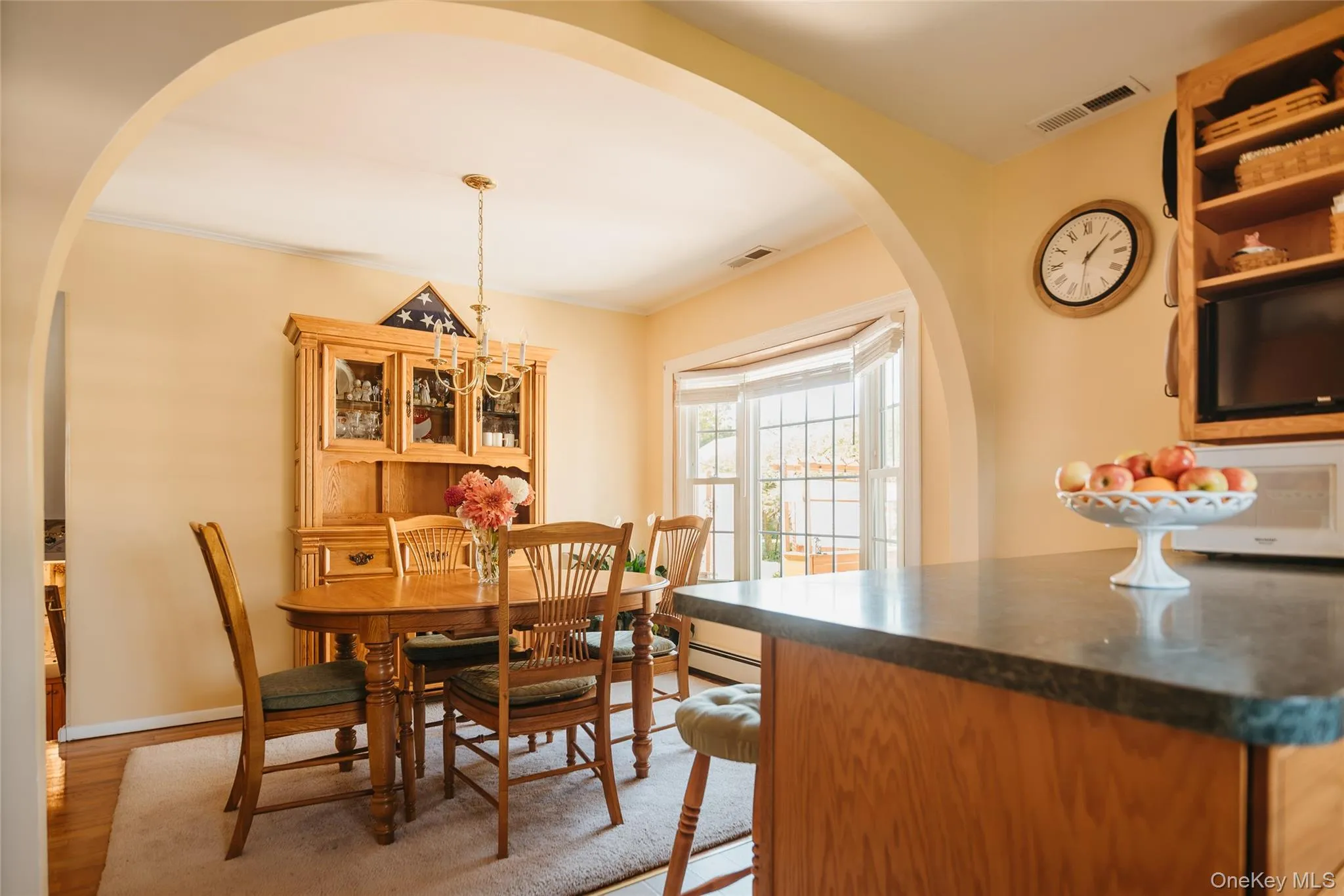 Spacious kitchen peninsula Spacious kitchen peninsula