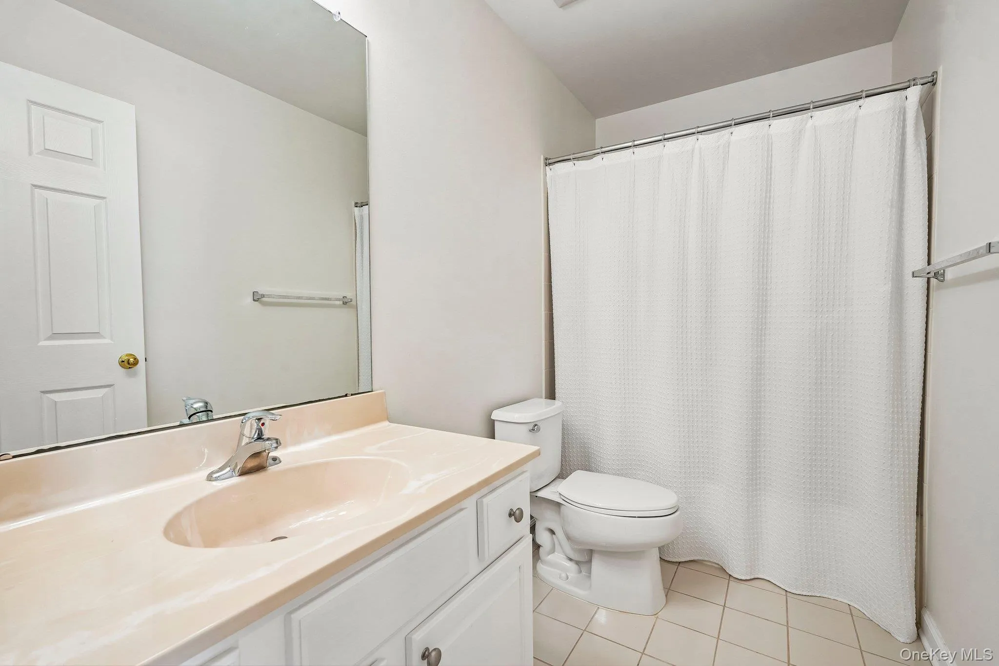 Shared full bathroom Shared full bathroom