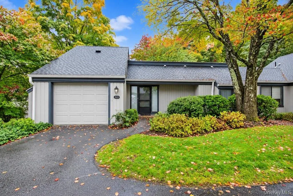 Attached Garage! Attached Garage!