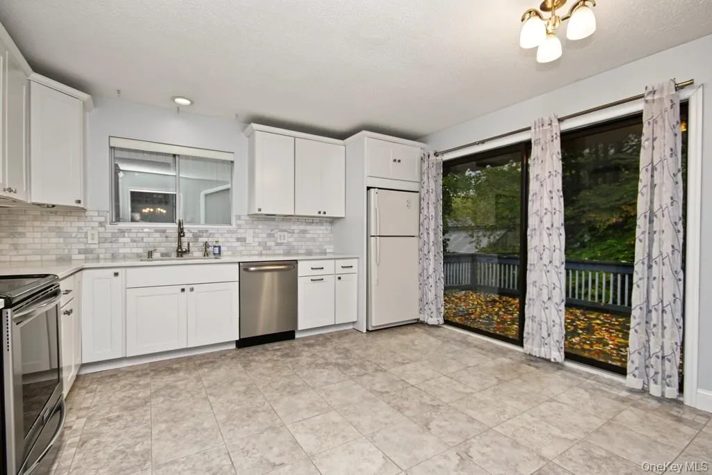Quartz counters and marble backsplash in Kitchen Quartz counters and marble backsplash in Kitchen