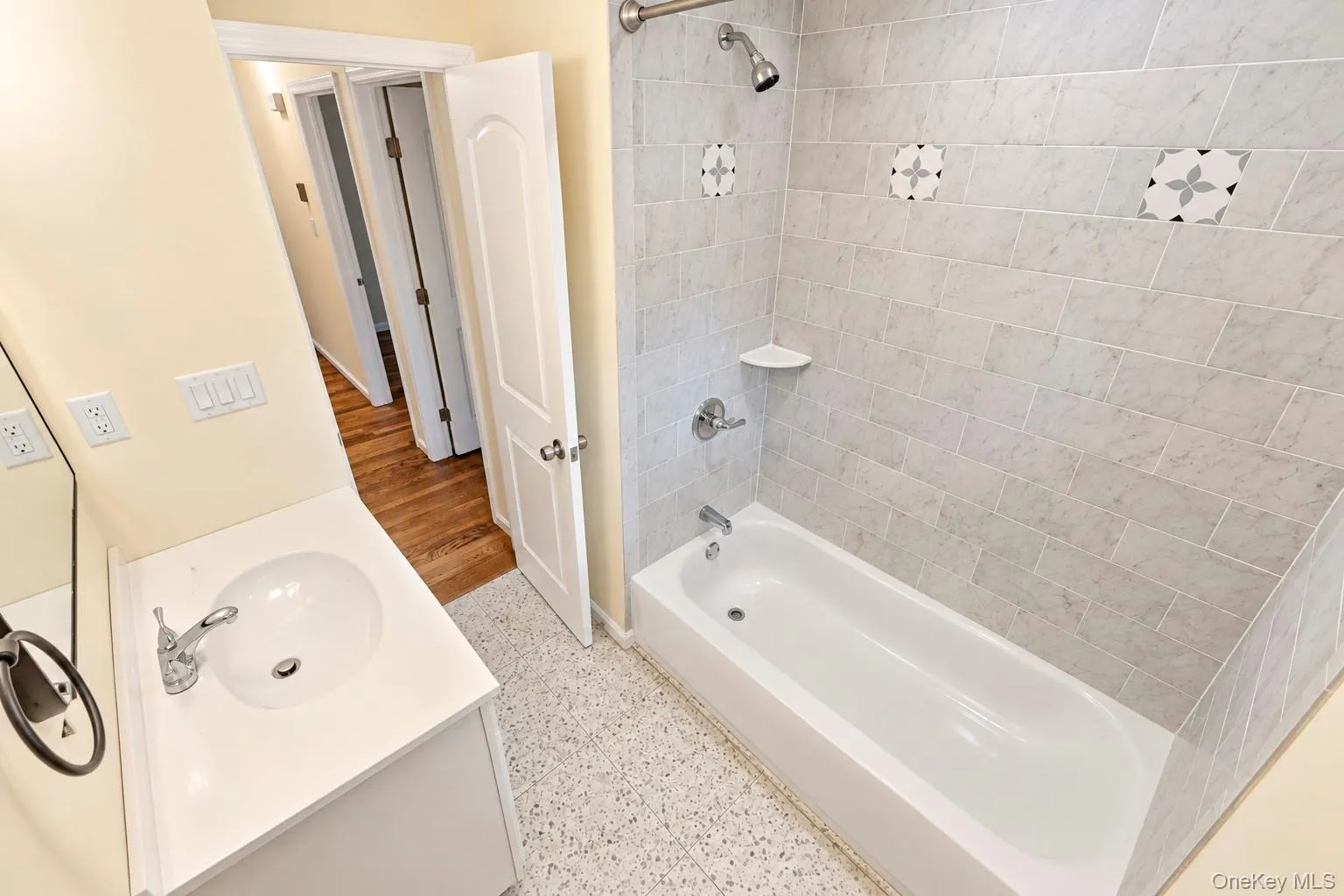 124 Officials Avenue, Islip, NY, 5 Bedrooms Bedrooms, 8 Rooms Rooms,1 BathroomBathrooms,Residential,For Rent,Officials,0,1060854 124 Officials Avenue, Islip, NY, 5 Bedrooms Bedrooms, 8 Rooms Rooms,1 BathroomBathrooms,Residential,For Rent,Officials,0,1060854
